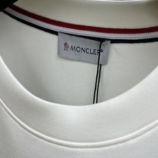🔥 Mon 2025秋冬 圆领刺绣短袖T恤打底衫 元素性的Logo徽章凸显休闲时尚魅力,依然独领时尚风骚 🔥 Mon 2025秋冬 圆领刺绣短袖T恤打底衫 元素性的Logo徽章凸显休闲时尚魅力,依然独领时尚风骚