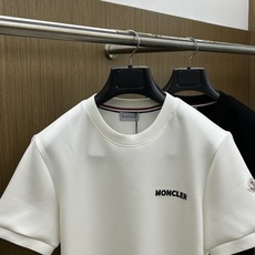🔥 Mon 2025秋冬 圆领刺绣短袖T恤打底衫 元素性的Logo徽章凸显休闲时尚魅力,依然独领时尚风骚 🔥 Mon 2025秋冬 圆领刺绣短袖T恤打底衫 元素性的Logo徽章凸显休闲时尚魅力,依然独领时尚风骚