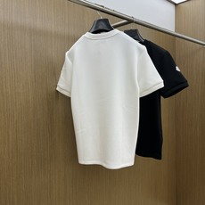 🔥 Mon 2025秋冬 圆领刺绣短袖T恤打底衫 元素性的Logo徽章凸显休闲时尚魅力,依然独领时尚风骚 🔥 Mon 2025秋冬 圆领刺绣短袖T恤打底衫 元素性的Logo徽章凸显休闲时尚魅力,依然独领时尚风骚