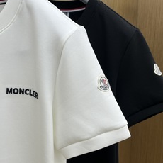 🔥 Mon 2025秋冬 圆领刺绣短袖T恤打底衫 元素性的Logo徽章凸显休闲时尚魅力,依然独领时尚风骚 🔥 Mon 2025秋冬 圆领刺绣短袖T恤打底衫 元素性的Logo徽章凸显休闲时尚魅力,依然独领时尚风骚