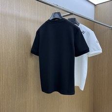 🔥 Mon 2025秋冬 圆领刺绣短袖T恤打底衫 元素性的Logo徽章凸显休闲时尚魅力,依然独领时尚风骚 🔥 Mon 2025秋冬 圆领刺绣短袖T恤打底衫 元素性的Logo徽章凸显休闲时尚魅力,依然独领时尚风骚