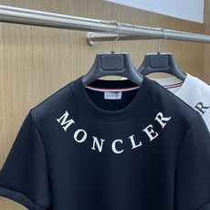 🔥 Mon 2025秋冬 圆领刺绣短袖T恤打底衫 元素性的Logo徽章凸显休闲时尚魅力,依然独领时尚风骚 🔥 Mon 2025秋冬 圆领刺绣短袖T恤打底衫 元素性的Logo徽章凸显休闲时尚魅力,依然独领时尚风骚