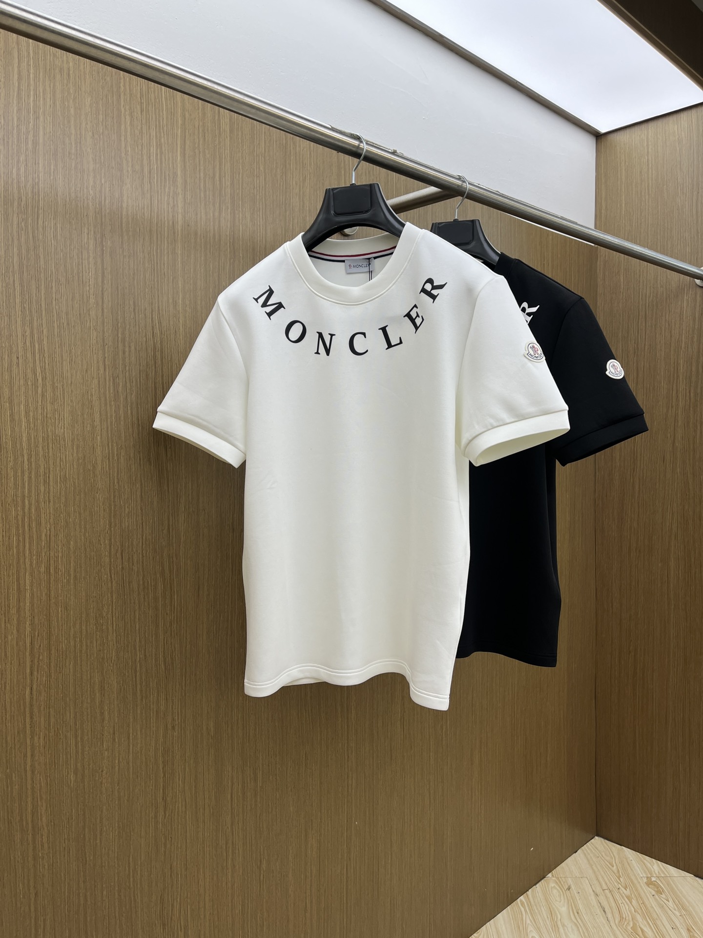 NO:518895,Mon 2025 Autumn and Winter 2025 round neck embroidered short-sleeved T-shirt base shirt Elemental Logo badge highlights the casual and fashionable charm, and is still unique in style. It is well equipped with a companion... Customer-supplied high-strength elastic knitted liquid ammonia air-layer fabric, flat and symmetrical knitted light and refreshing, soft and comfortable, and excellent breathability. Simple and unique charm. The bld straight-cut style is more suitable for matching with various trendy and fashionable styles. It uses instrument embroidery, delicate and full texture, bringing a new experience for fashion sports and leisure. Color black white Size M-3XL,,T-shirt,tees,t-shirt,alexander wang19860909Mon 2025秋冬 圆领刺绣短袖T恤打底衫 元素性的Logo徽章凸显休闲时尚魅力,依然独领时尚风骚.内搭好伴侣… 客供高支弹力针织液氨空气层面料,平整匀称的针织轻薄清爽,柔软舒适,透气性极佳.简洁而富有独特魅力.bld直裁版型更为适合搭配各种潮流时尚造型. 采用器械刺绣,细腻饱满的质感突显,为时尚运动休闲带来全新体验. 颜色黑色 白色 尺码 M-3XL,,T-shirt,tees，t-shirt,alexander wang,Men's clothing