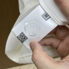 🔥 Mon 2025秋冬 圆领刺绣短袖T恤打底衫 元素性的Logo徽章凸显休闲时尚魅力,依然独领时尚风骚 🔥 Mon 2025秋冬 圆领刺绣短袖T恤打底衫 元素性的Logo徽章凸显休闲时尚魅力,依然独领时尚风骚