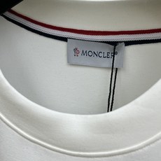 🔥 Mon 2025秋冬 圆领刺绣短袖T恤打底衫 元素性的Logo徽章凸显休闲时尚魅力,依然独领时尚风骚 🔥 Mon 2025秋冬 圆领刺绣短袖T恤打底衫 元素性的Logo徽章凸显休闲时尚魅力,依然独领时尚风骚