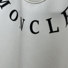 🔥 Mon 2025秋冬 圆领刺绣短袖T恤打底衫 元素性的Logo徽章凸显休闲时尚魅力,依然独领时尚风骚 🔥 Mon 2025秋冬 圆领刺绣短袖T恤打底衫 元素性的Logo徽章凸显休闲时尚魅力,依然独领时尚风骚