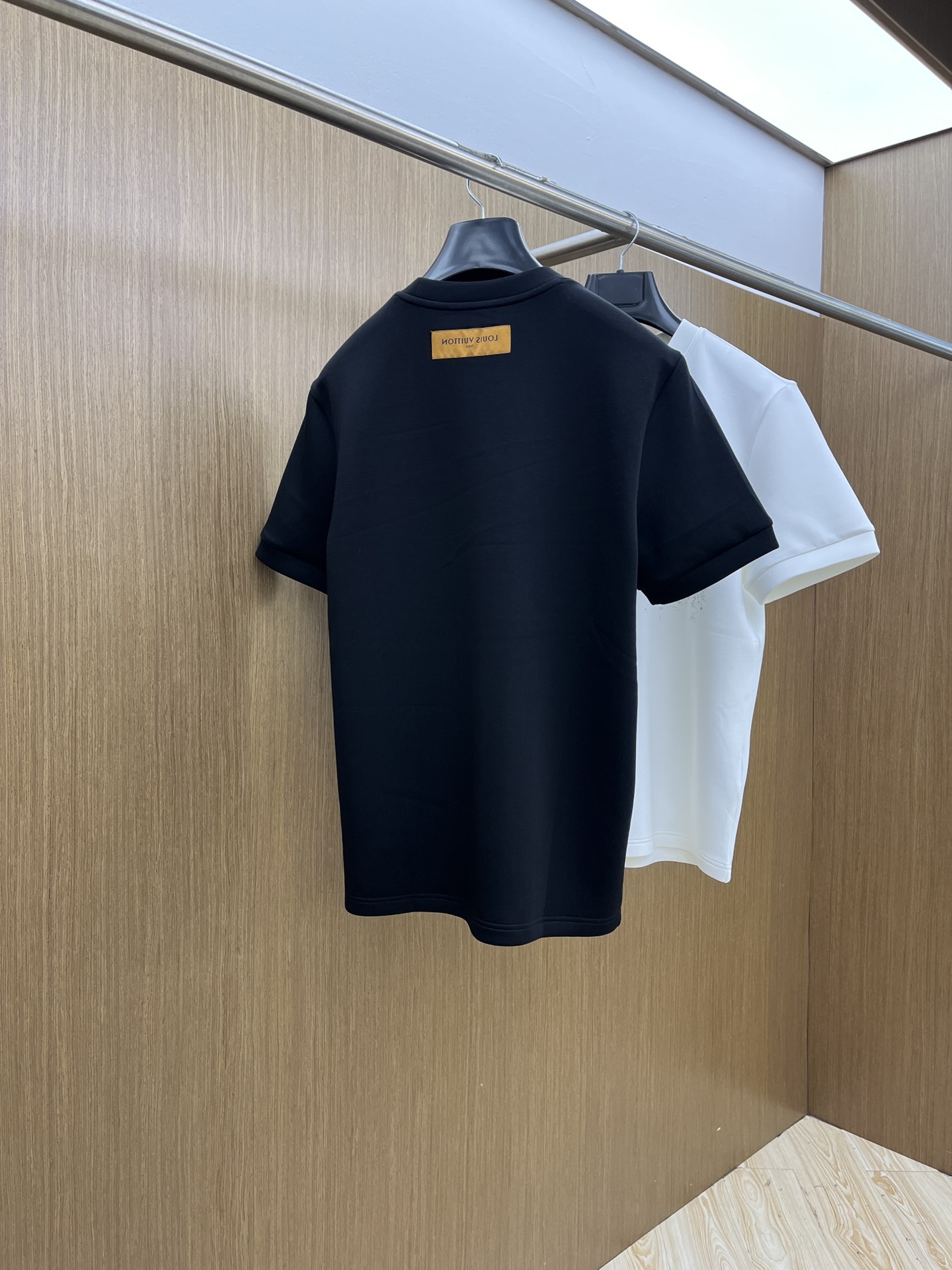 🔥 LV 2025秋冬 圆领刺绣短袖T恤打底衫 元素性的Logo徽章凸显休闲时尚魅力,依然独领时尚风骚.