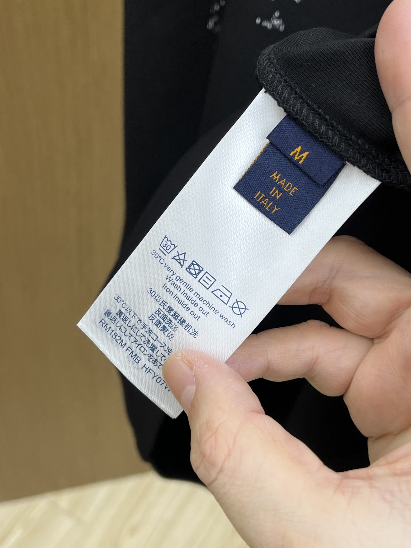 🔥 LV 2025秋冬 圆领刺绣短袖T恤打底衫 元素性的Logo徽章凸显休闲时尚魅力,依然独领时尚风骚.