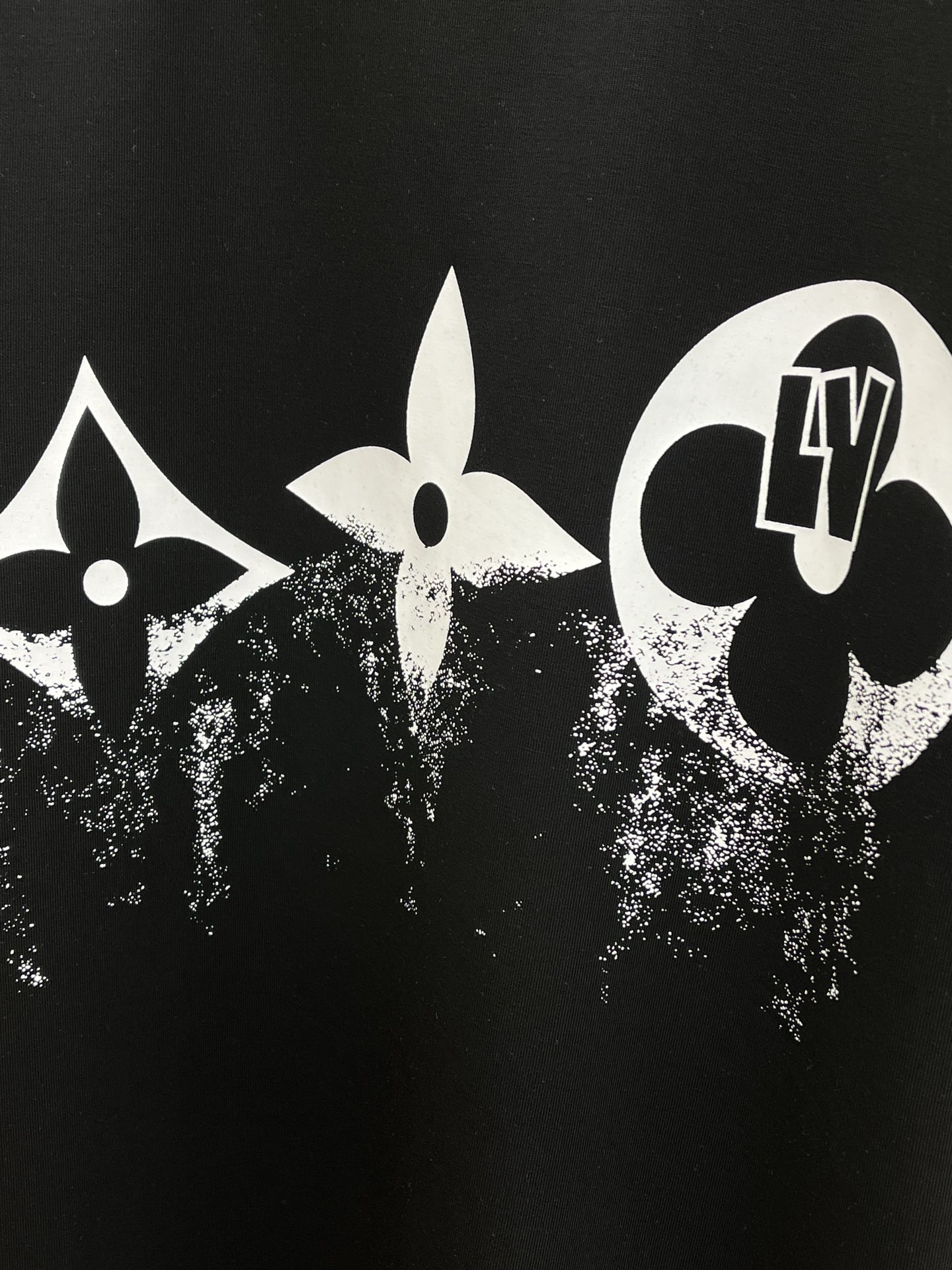 🔥 LV 2025秋冬 圆领刺绣短袖T恤打底衫 元素性的Logo徽章凸显休闲时尚魅力,依然独领时尚风骚.