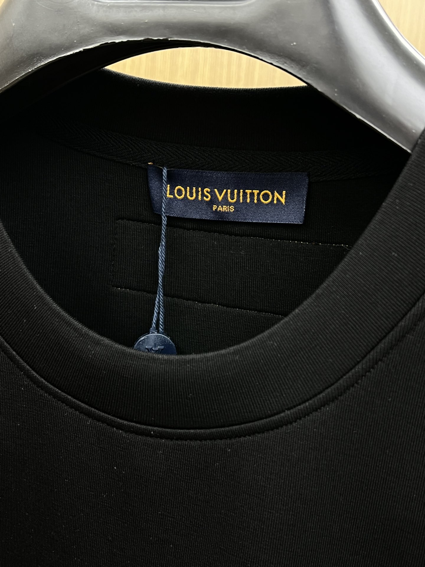 🔥 LV 2025秋冬 圆领刺绣短袖T恤打底衫 元素性的Logo徽章凸显休闲时尚魅力,依然独领时尚风骚.