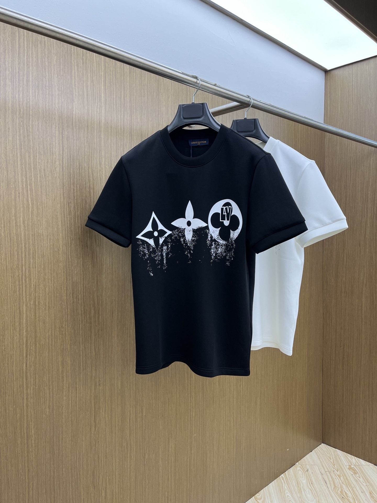 🔥 LV 2025秋冬 圆领刺绣短袖T恤打底衫 元素性的Logo徽章凸显休闲时尚魅力,依然独领时尚风骚.