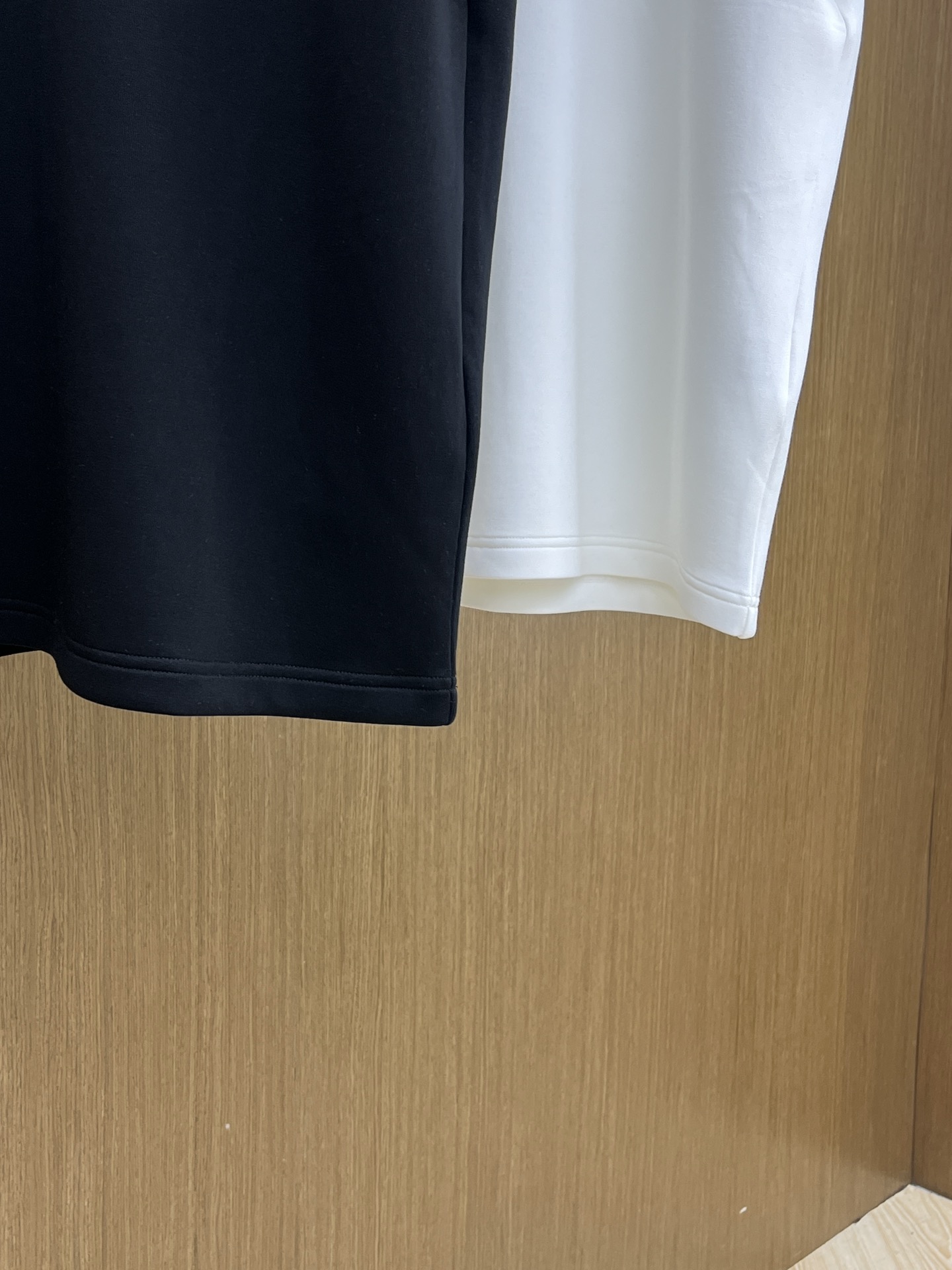 🔥 LV 2025秋冬 圆领刺绣短袖T恤打底衫 元素性的Logo徽章凸显休闲时尚魅力,依然独领时尚风骚.