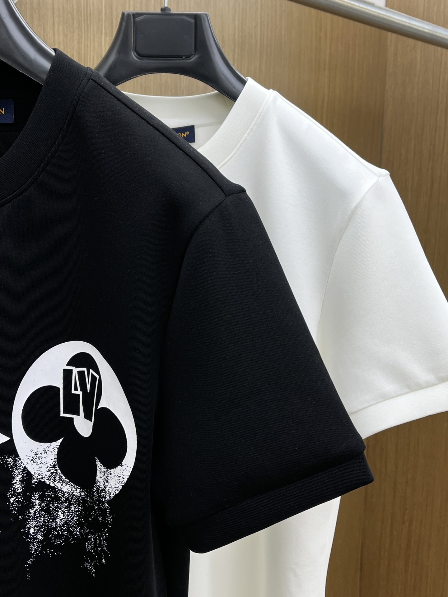 🔥 LV 2025秋冬 圆领刺绣短袖T恤打底衫 元素性的Logo徽章凸显休闲时尚魅力,依然独领时尚风骚.