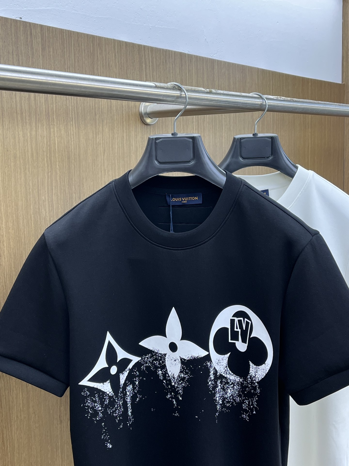 🔥 LV 2025秋冬 圆领刺绣短袖T恤打底衫 元素性的Logo徽章凸显休闲时尚魅力,依然独领时尚风骚.