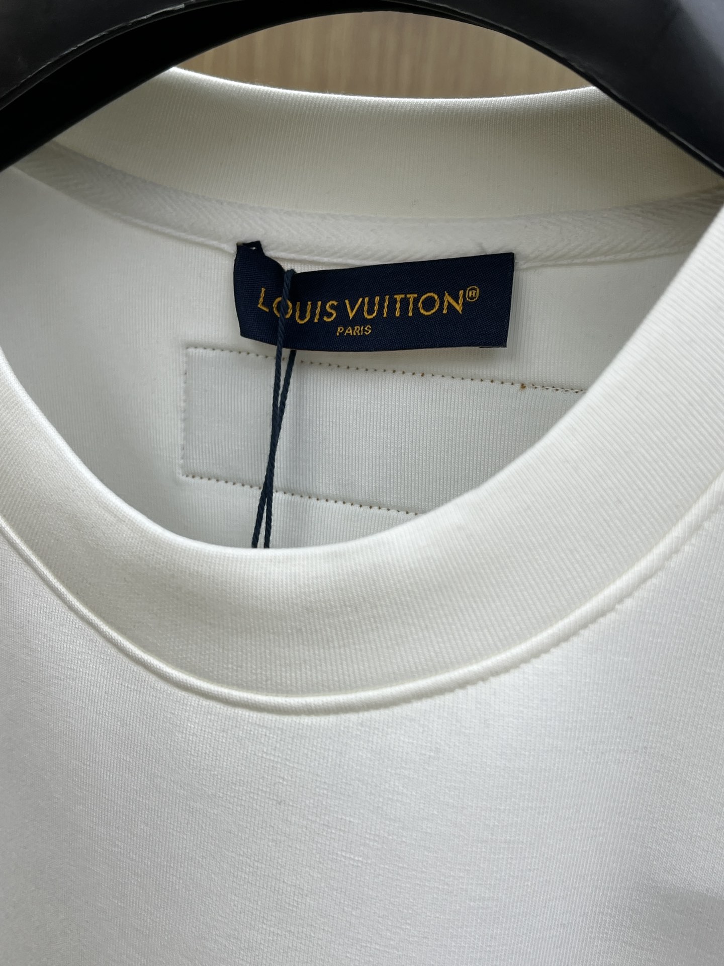 🔥 LV 2025秋冬 圆领刺绣短袖T恤打底衫 元素性的Logo徽章凸显休闲时尚魅力,依然独领时尚风骚.