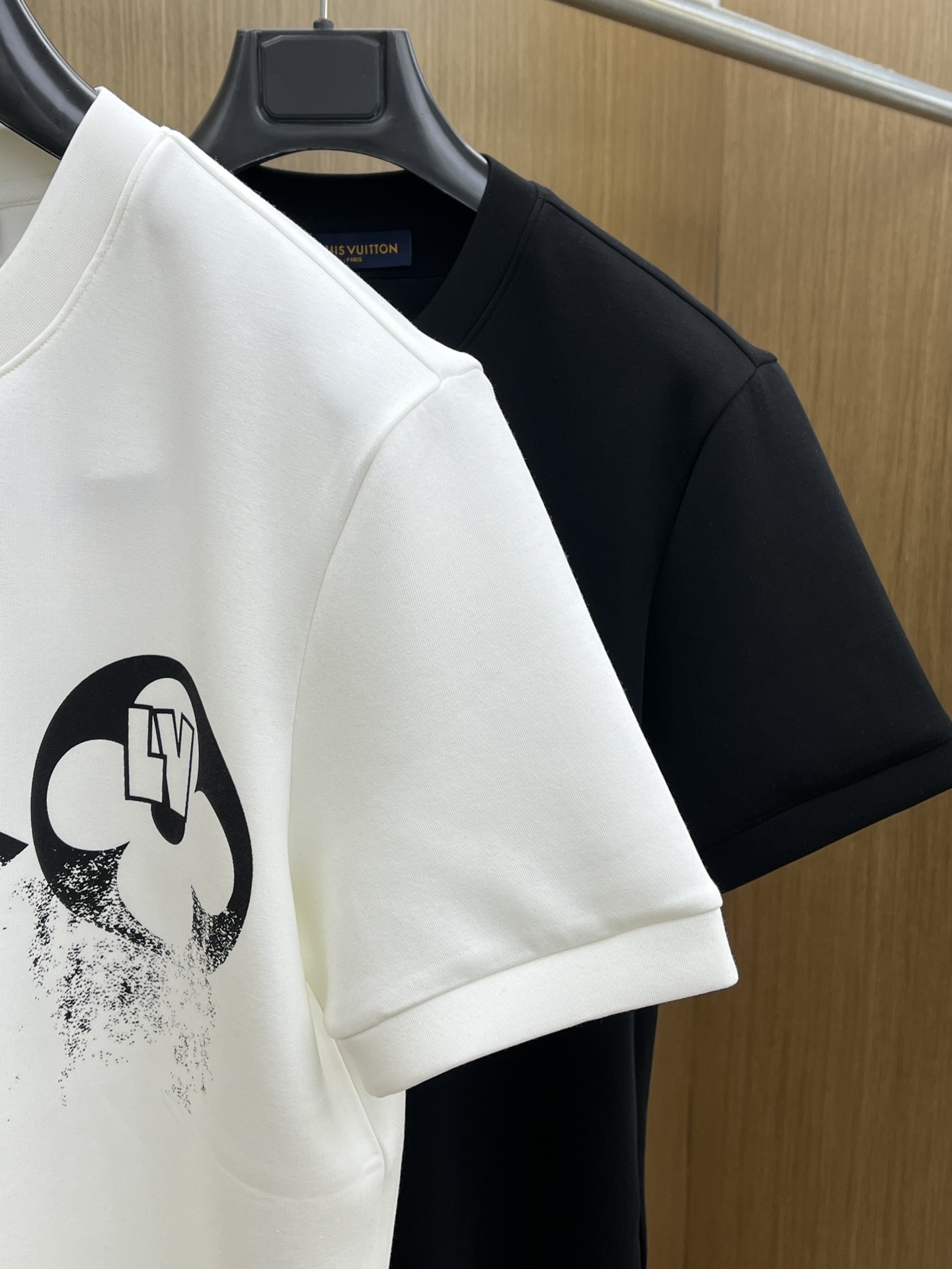 🔥 LV 2025秋冬 圆领刺绣短袖T恤打底衫 元素性的Logo徽章凸显休闲时尚魅力,依然独领时尚风骚.