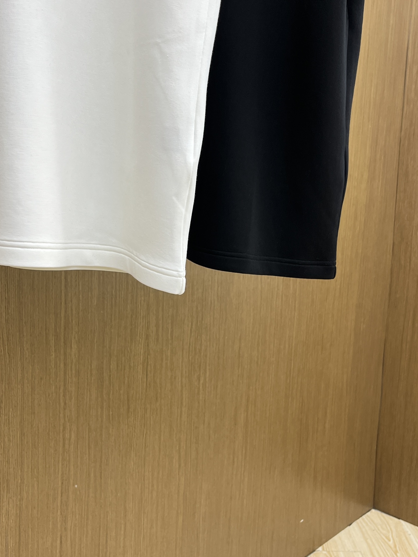 🔥 LV 2025秋冬 圆领刺绣短袖T恤打底衫 元素性的Logo徽章凸显休闲时尚魅力,依然独领时尚风骚.