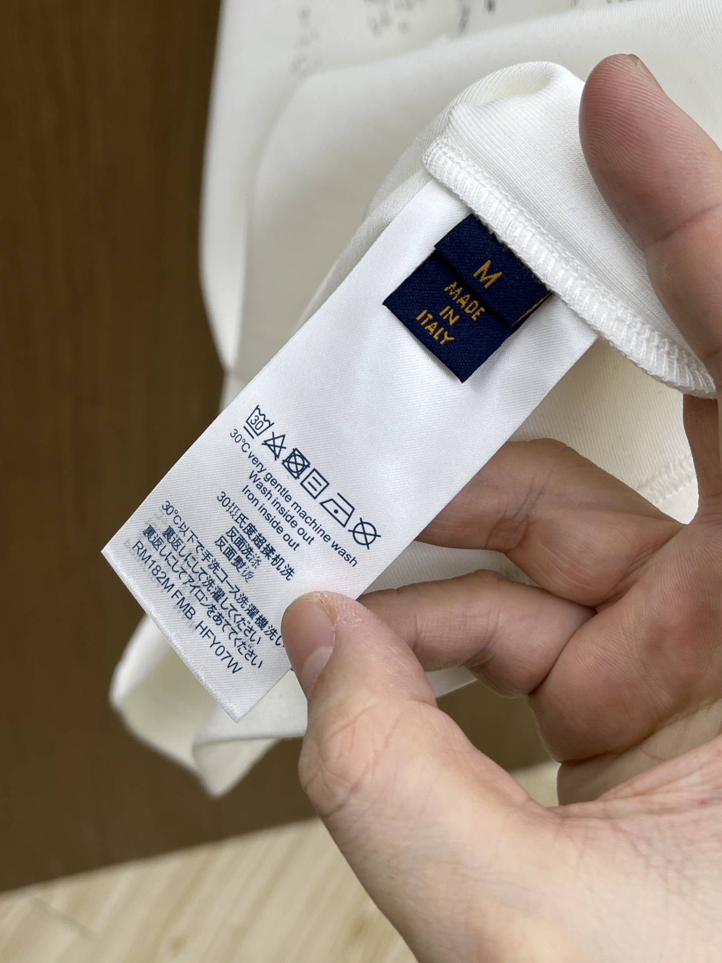 🔥 LV 2025秋冬 圆领刺绣短袖T恤打底衫 元素性的Logo徽章凸显休闲时尚魅力,依然独领时尚风骚.