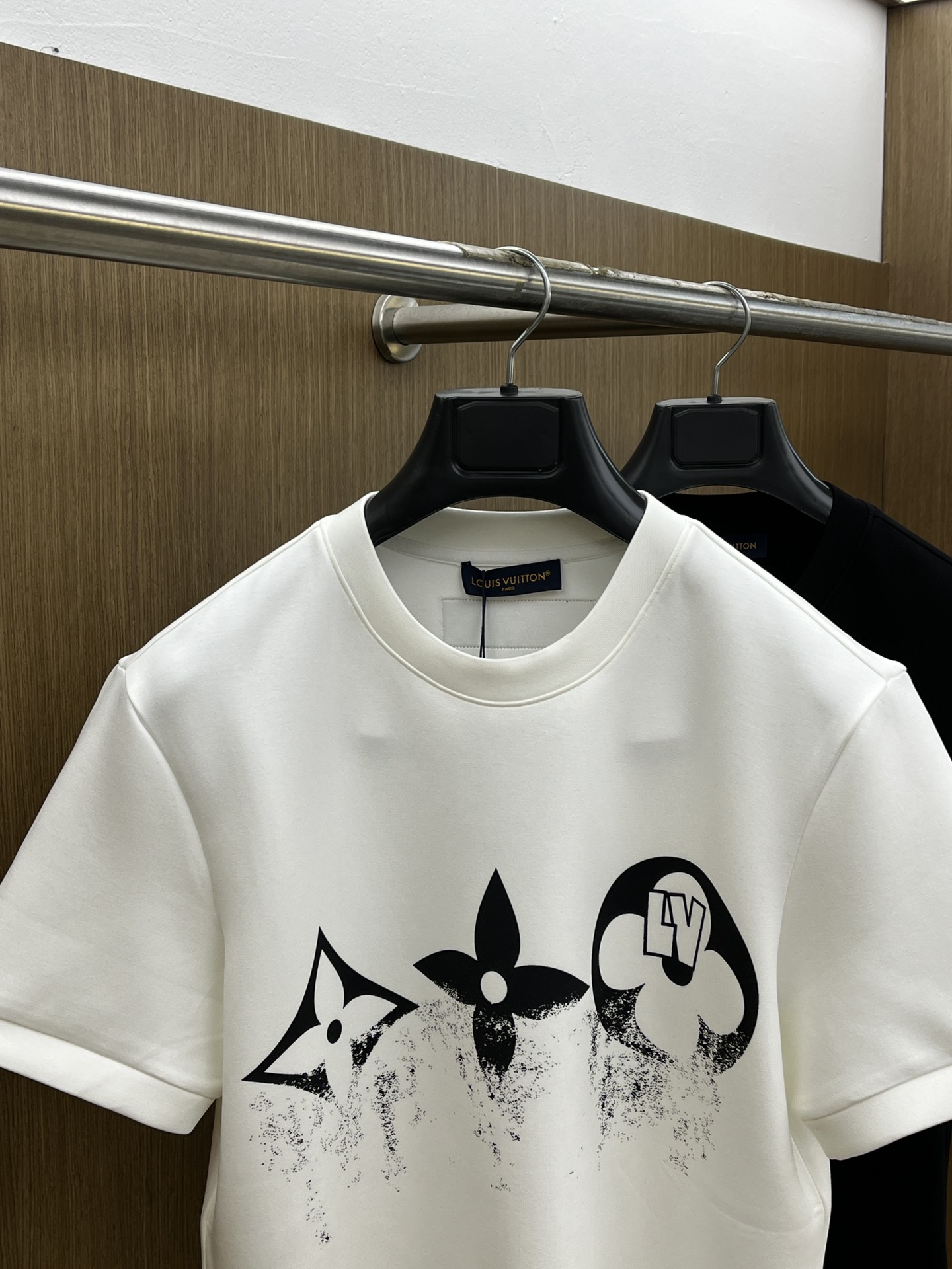 🔥 LV 2025秋冬 圆领刺绣短袖T恤打底衫 元素性的Logo徽章凸显休闲时尚魅力,依然独领时尚风骚.