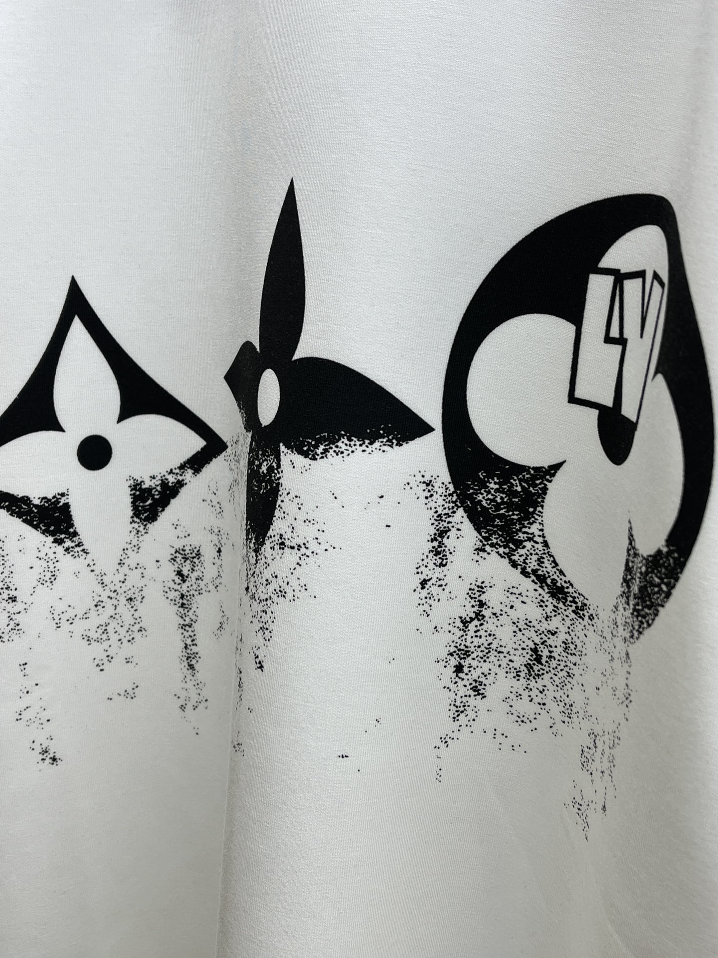 🔥 LV 2025秋冬 圆领刺绣短袖T恤打底衫 元素性的Logo徽章凸显休闲时尚魅力,依然独领时尚风骚.