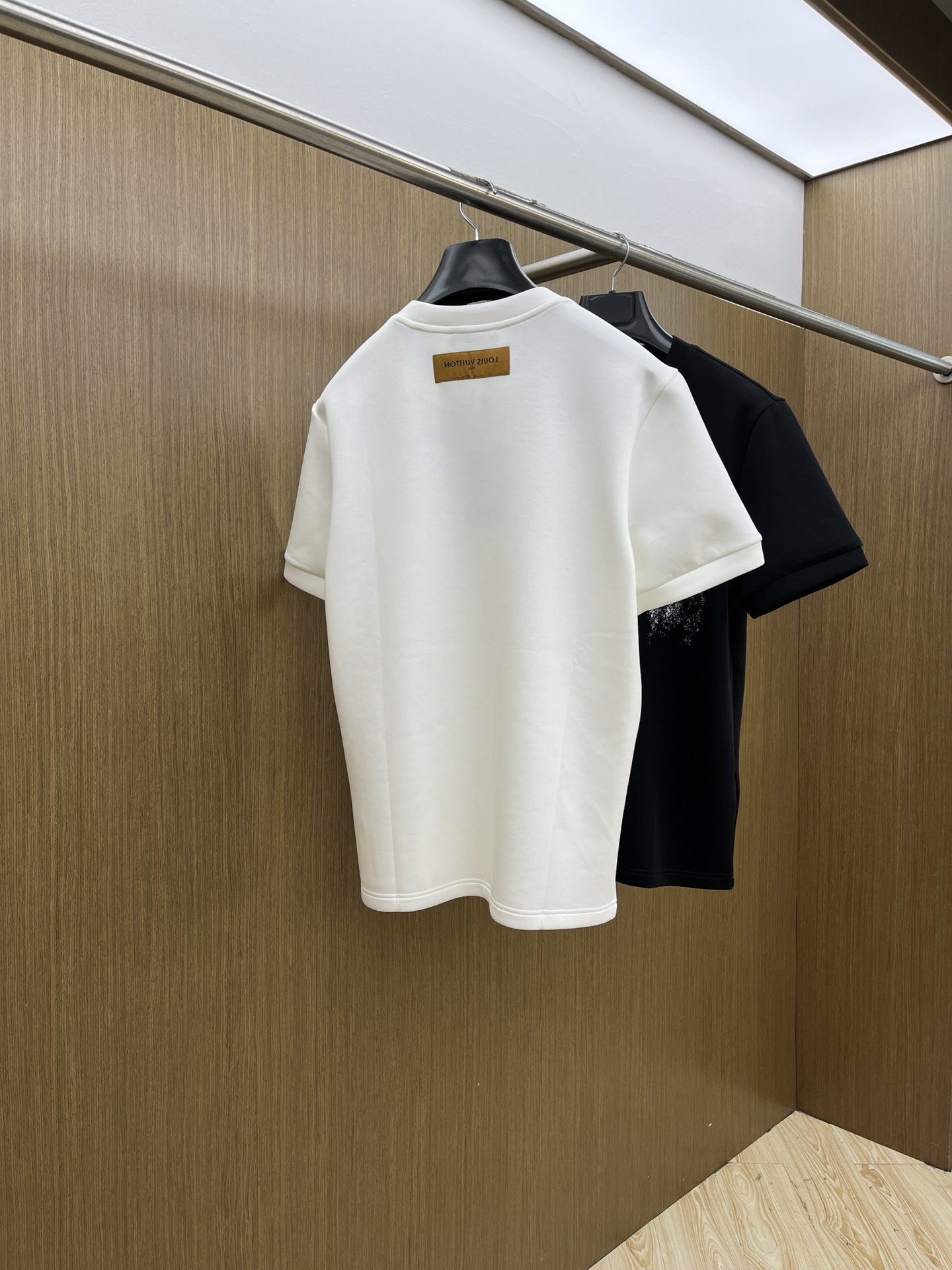 🔥 LV 2025秋冬 圆领刺绣短袖T恤打底衫 元素性的Logo徽章凸显休闲时尚魅力,依然独领时尚风骚.