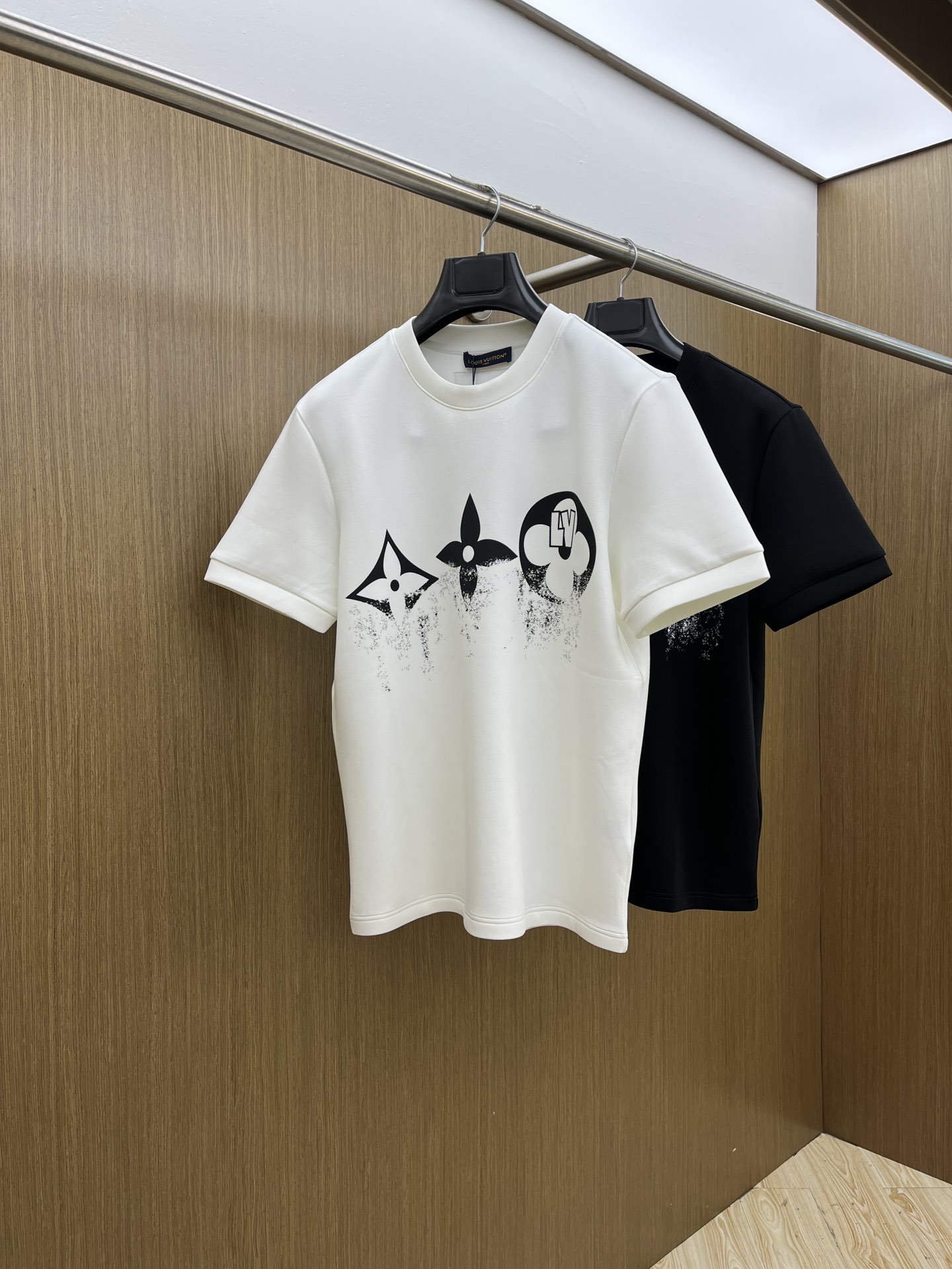 NO:518897,LV 2025 Autumn and Winter Round neck embroidered short-sleeved T-shirt base shirt Elemental Logo badge highlights the casual and fashionable charm, and is still unique in style. It is well equipped with a companion... Customer-supplied high-strength elastic knitted liquid ammonia air-layer fabric, flat and symmetrical knitted light and refreshing, soft and comfortable, and excellent breathability. Simple and unique charm. The bld straight-cut style is more suitable for matching with various trendy and fashionable styles. It uses instrument embroidery, delicate and full texture, bringing a new experience for fashion sports and leisure. Color black white Size M-3XL,,louis vuitton, T-shirt,tees, t-shirt,alexander wang19860909LV 2025秋冬 圆领刺绣短袖T恤打底衫 元素性的Logo徽章凸显休闲时尚魅力,依然独领时尚风骚.内搭好伴侣… 客供高支弹力针织液氨空气层面料,平整匀称的针织轻薄清爽,柔软舒适,透气性极佳.简洁而富有独特魅力.bld直裁版型更为适合搭配各种潮流时尚造型. 采用器械刺绣,细腻饱满的质感突显,为时尚运动休闲带来全新体验. 颜色黑色 白色 尺码 M-3XL,,louis vuitton,T-shirt,tees，t-shirt,alexander wang,Men's clothing