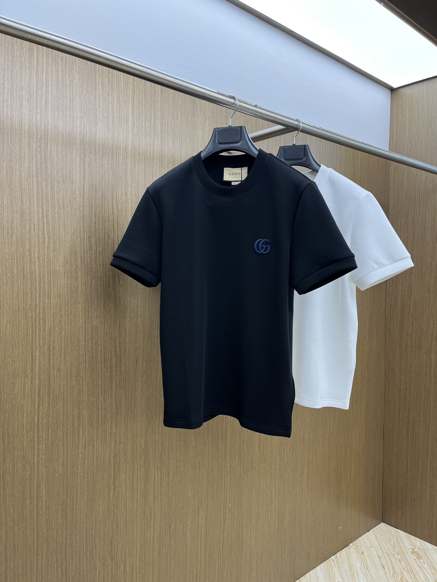 🔥 Guc2025秋冬 圆领刺绣短袖T恤打底衫 元素性的Logo徽章凸显休闲时尚魅力,依然独领时尚风骚.