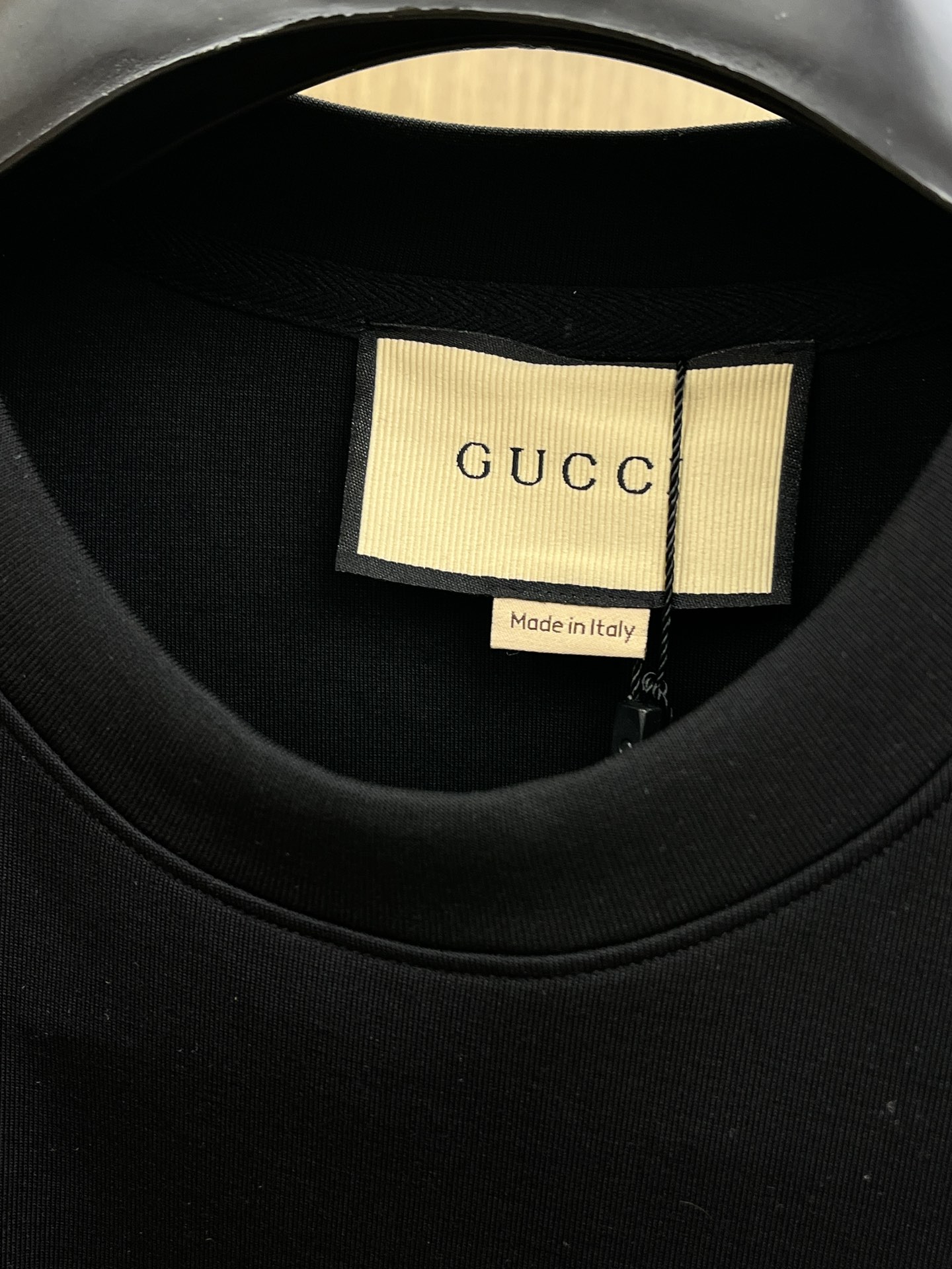 🔥 Guc2025秋冬 圆领刺绣短袖T恤打底衫 元素性的Logo徽章凸显休闲时尚魅力,依然独领时尚风骚.