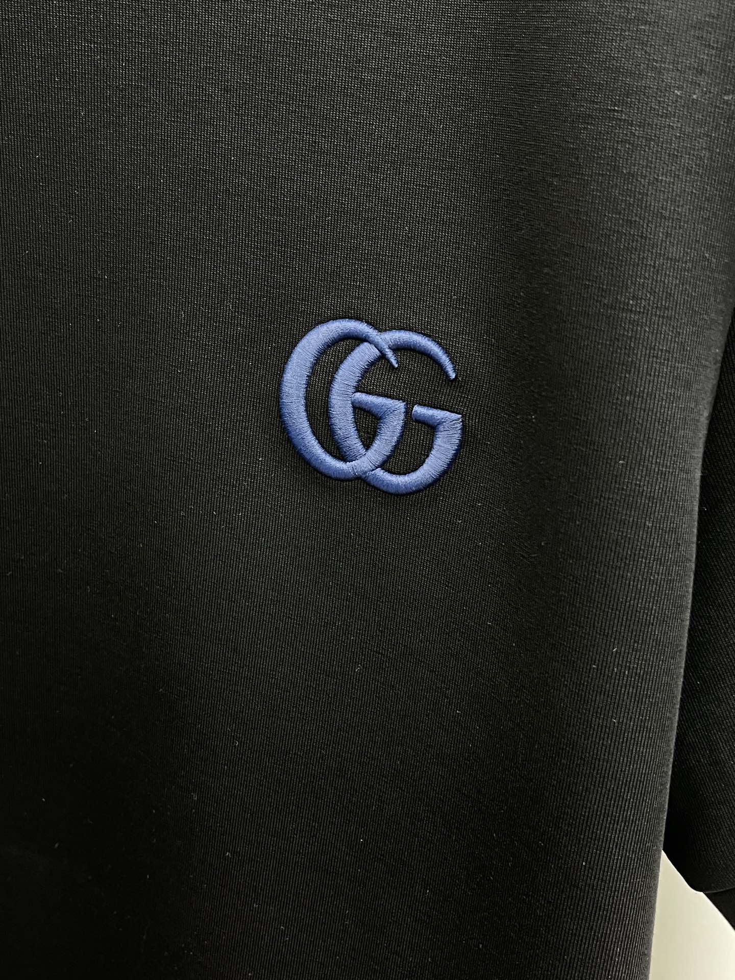 🔥 Guc2025秋冬 圆领刺绣短袖T恤打底衫 元素性的Logo徽章凸显休闲时尚魅力,依然独领时尚风骚.