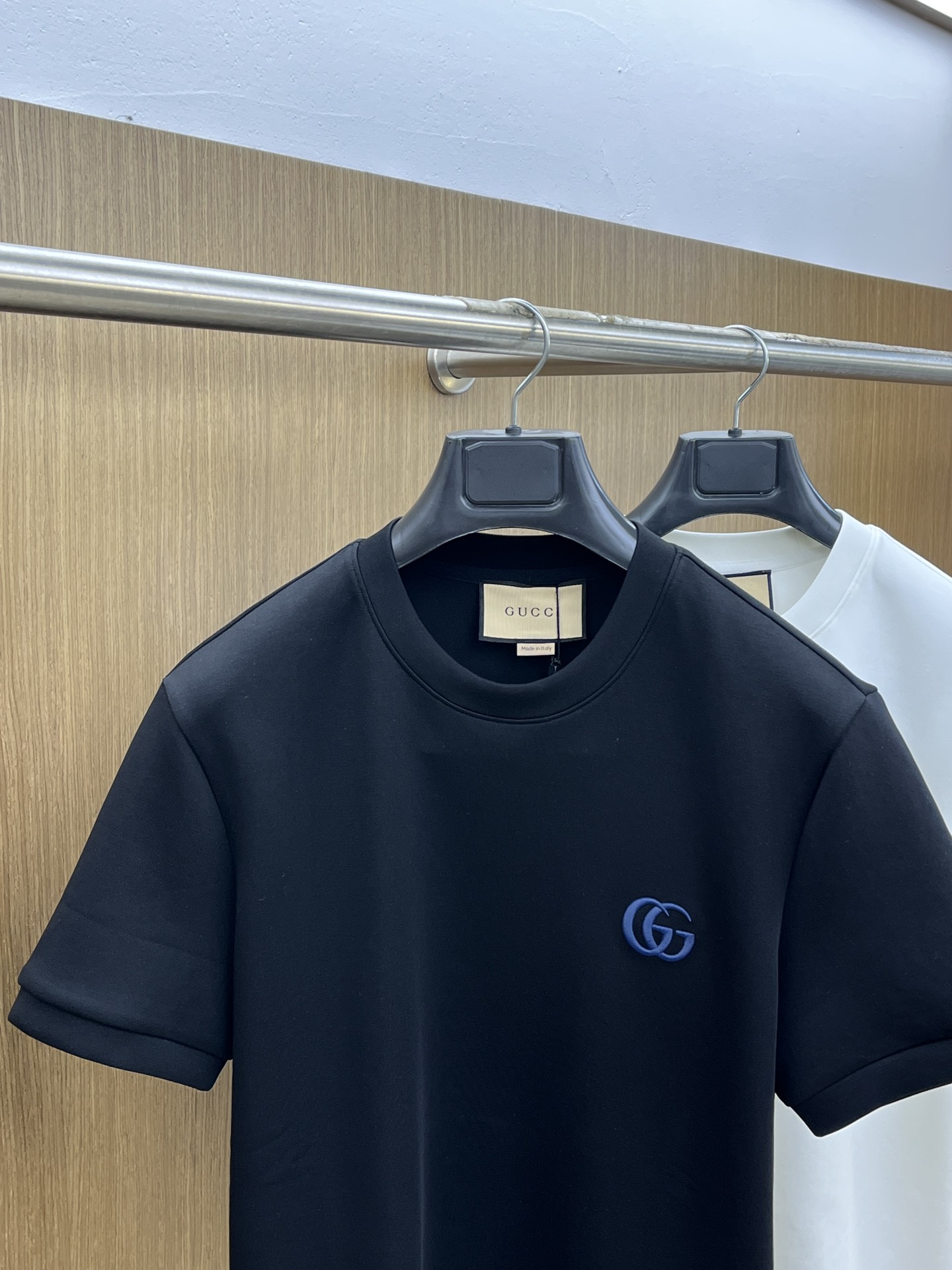 🔥 Guc2025秋冬 圆领刺绣短袖T恤打底衫 元素性的Logo徽章凸显休闲时尚魅力,依然独领时尚风骚.