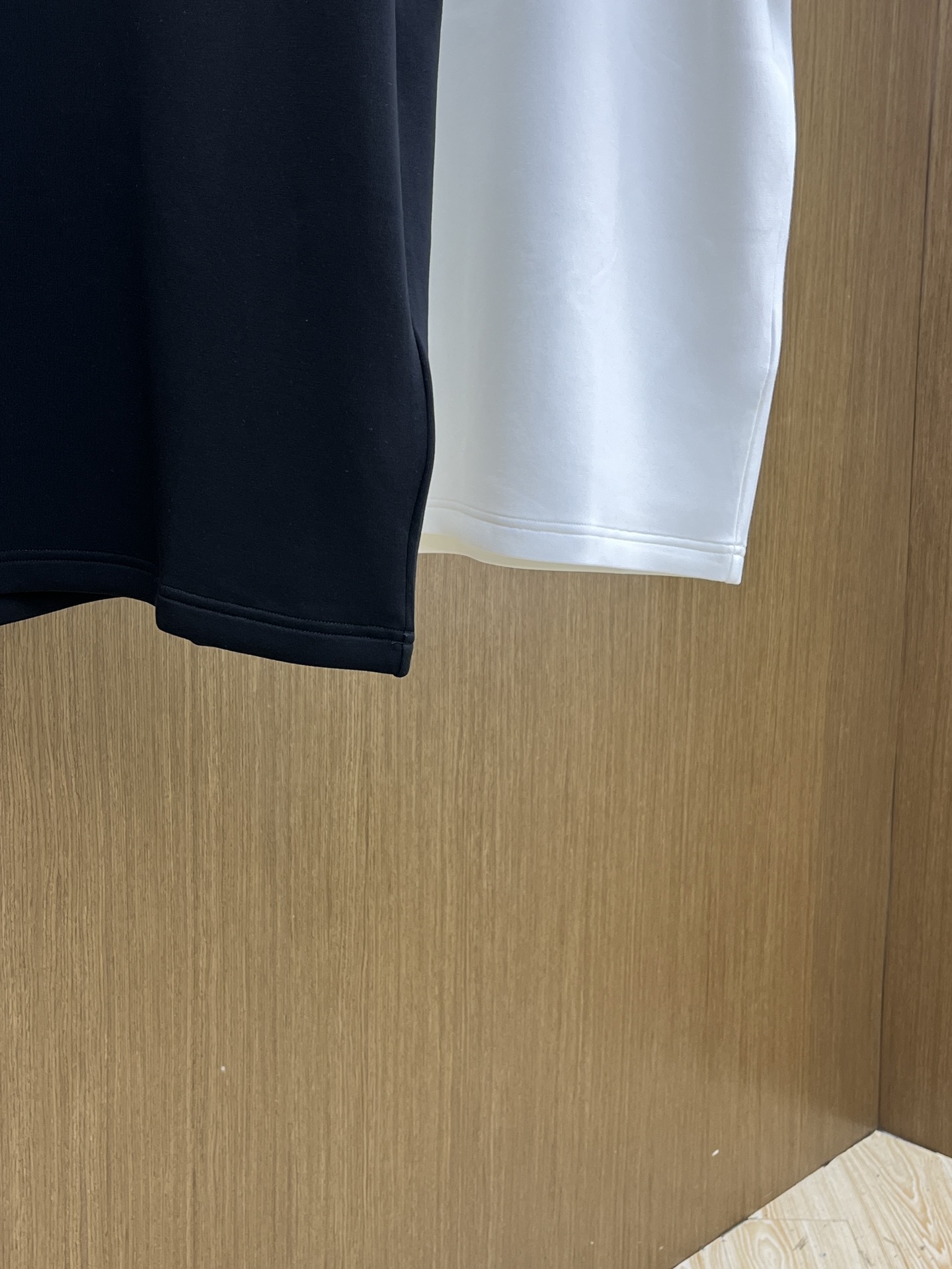 🔥 Guc2025秋冬 圆领刺绣短袖T恤打底衫 元素性的Logo徽章凸显休闲时尚魅力,依然独领时尚风骚.