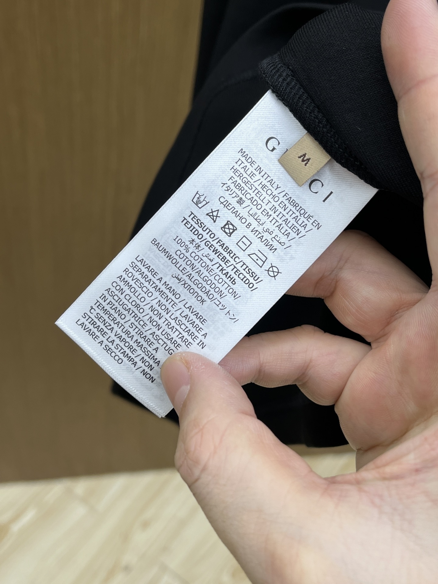 🔥 Guc2025秋冬 圆领刺绣短袖T恤打底衫 元素性的Logo徽章凸显休闲时尚魅力,依然独领时尚风骚.