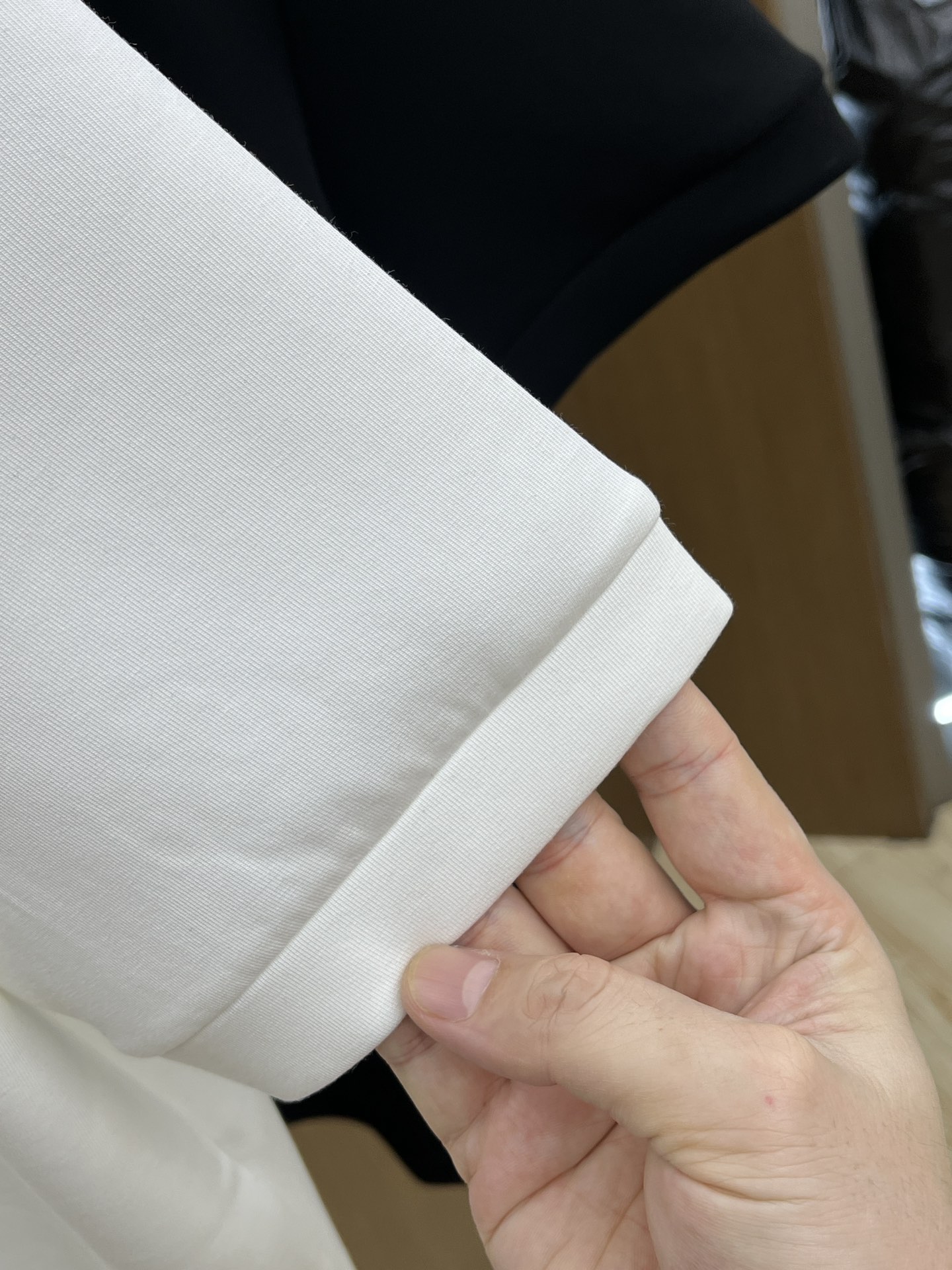 🔥 Guc 2025秋冬 圆领刺绣短袖T恤打底衫 元素性的Logo徽章凸显休闲时尚魅力,依然独领时尚风骚