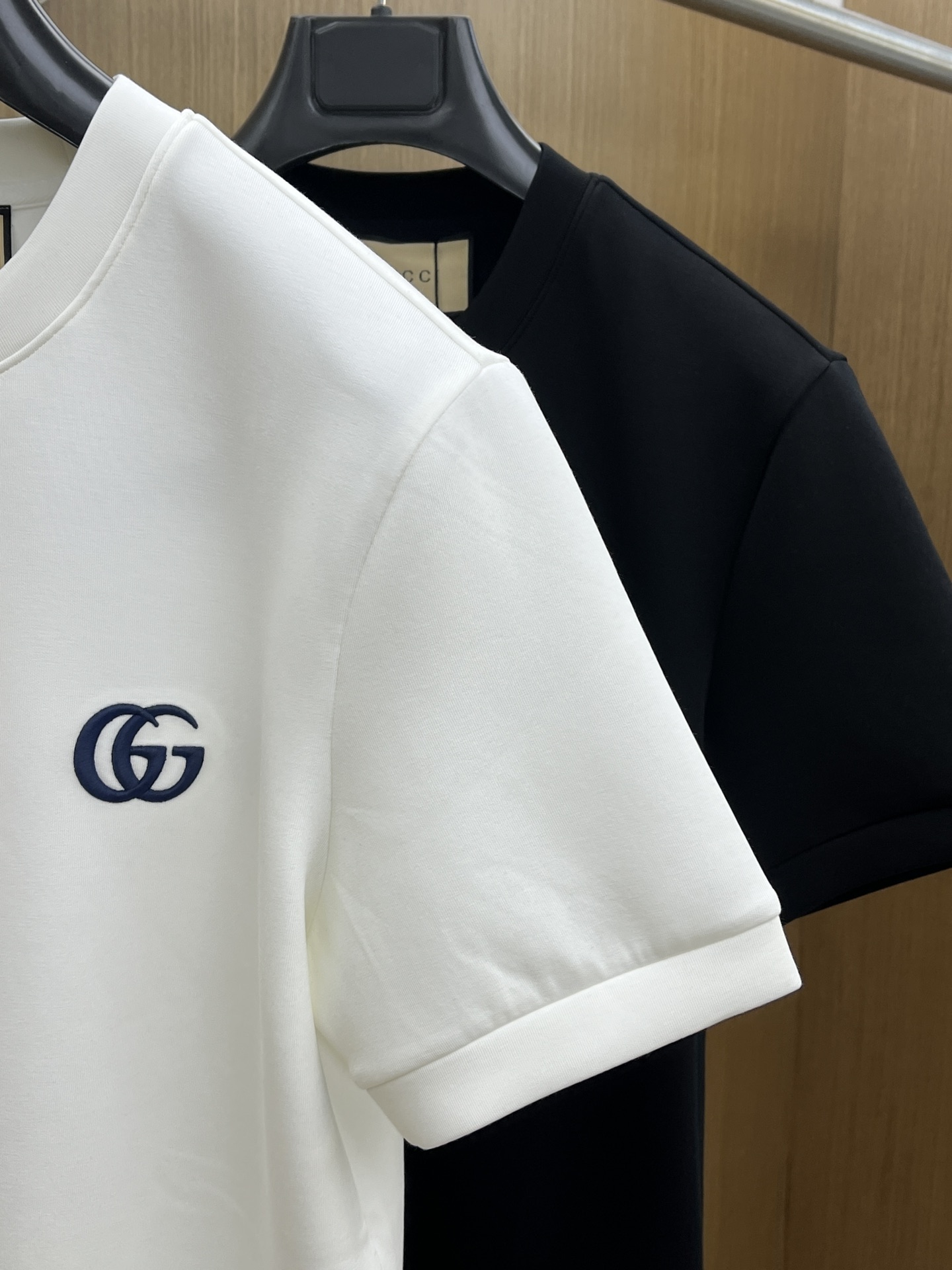 🔥 Guc 2025秋冬 圆领刺绣短袖T恤打底衫 元素性的Logo徽章凸显休闲时尚魅力,依然独领时尚风骚