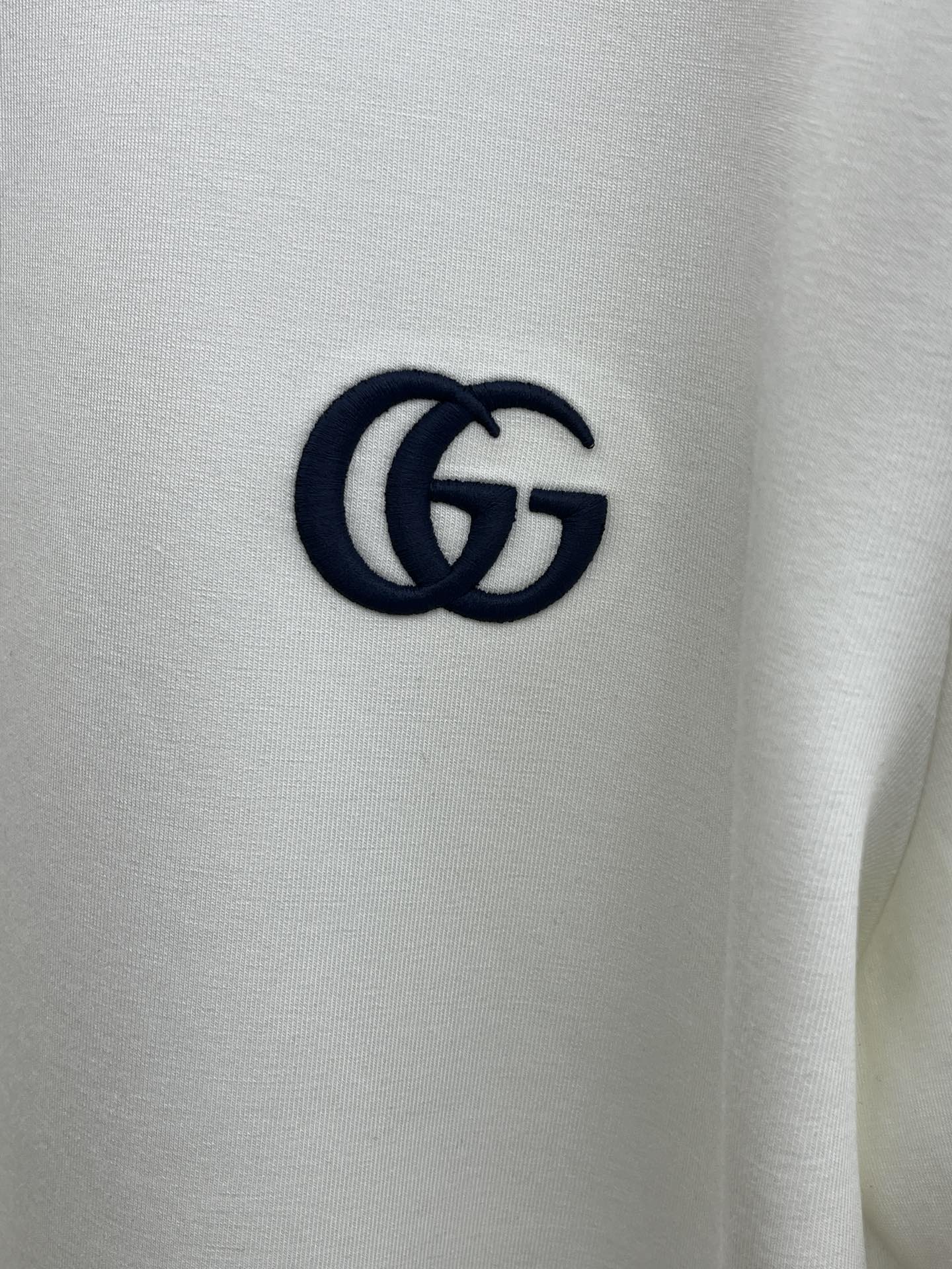 🔥 Guc 2025秋冬 圆领刺绣短袖T恤打底衫 元素性的Logo徽章凸显休闲时尚魅力,依然独领时尚风骚