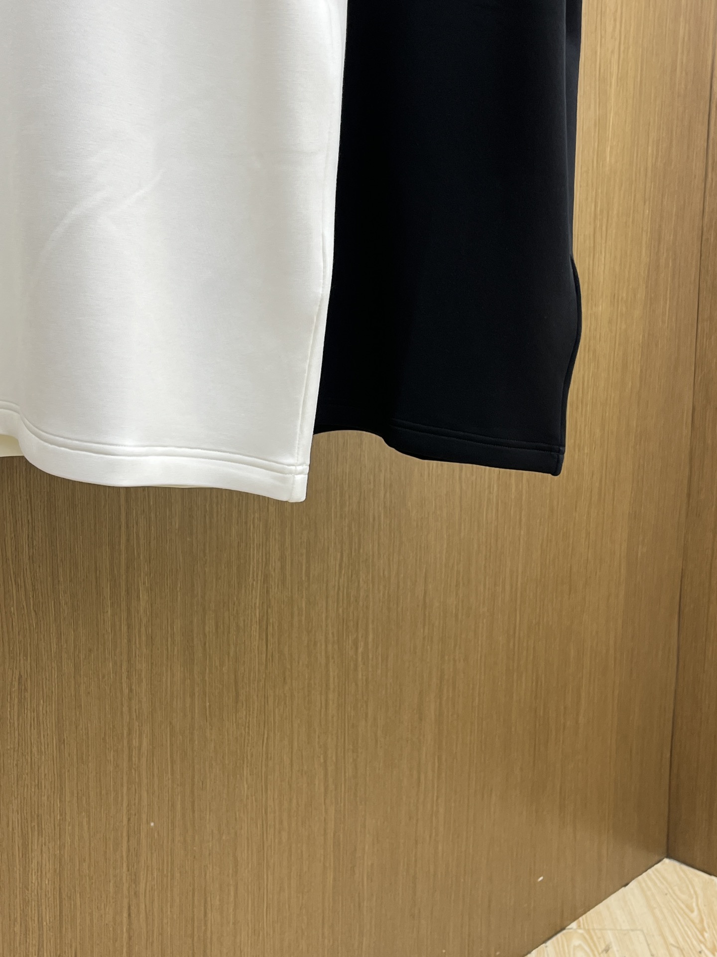 🔥 Guc 2025秋冬 圆领刺绣短袖T恤打底衫 元素性的Logo徽章凸显休闲时尚魅力,依然独领时尚风骚