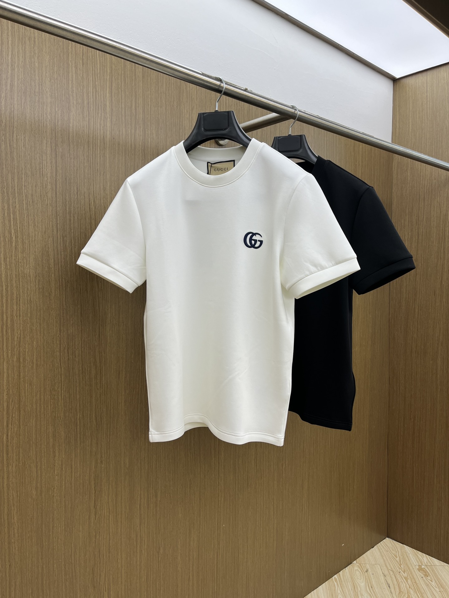 NO:518898,Guc 2025 Autumn and Winter Round neck embroidered short-sleeved T-shirt base shirt Elemental Logo badge highlights the casual and fashionable charm, and is still unique in style. It is well equipped with a companion... Customer-supplied high-strength elastic knitted liquid ammonia air-layer fabric, flat and symmetrical knitted light and refreshing, soft and comfortable, and excellent breathability. Simple and unique charm. The bld straight-cut style is more suitable for matching with various trendy and fashionable styles. It uses instrument embroidery, delicate and full texture, bringing a new experience for fashion sports and leisure. Color black white Size M-3XL,,gucci, T-shirt,tees, t-shirt,alexander wang19860909Guc 2025秋冬 圆领刺绣短袖T恤打底衫 元素性的Logo徽章凸显休闲时尚魅力,依然独领时尚风骚.内搭好伴侣… 客供高支弹力针织液氨空气层面料,平整匀称的针织轻薄清爽,柔软舒适,透气性极佳.简洁而富有独特魅力.bld直裁版型更为适合搭配各种潮流时尚造型. 采用器械刺绣,细腻饱满的质感突显,为时尚运动休闲带来全新体验. 颜色黑色 白色 尺码 M-3XL,,gucci,T-shirt,tees，t-shirt,alexander wang,Men's clothing