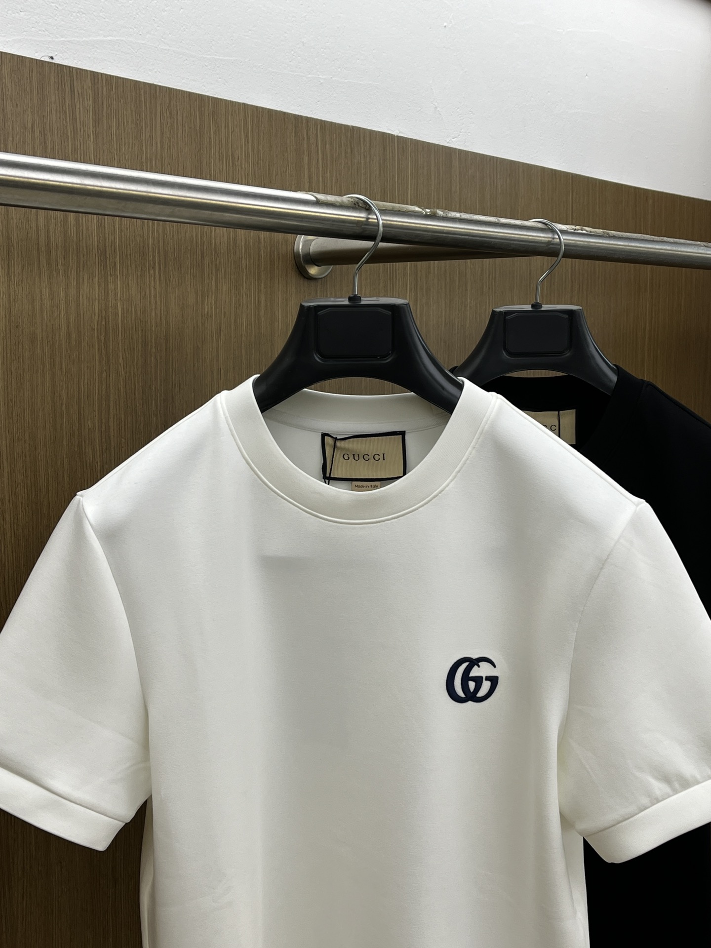 🔥 Guc 2025秋冬 圆领刺绣短袖T恤打底衫 元素性的Logo徽章凸显休闲时尚魅力,依然独领时尚风骚