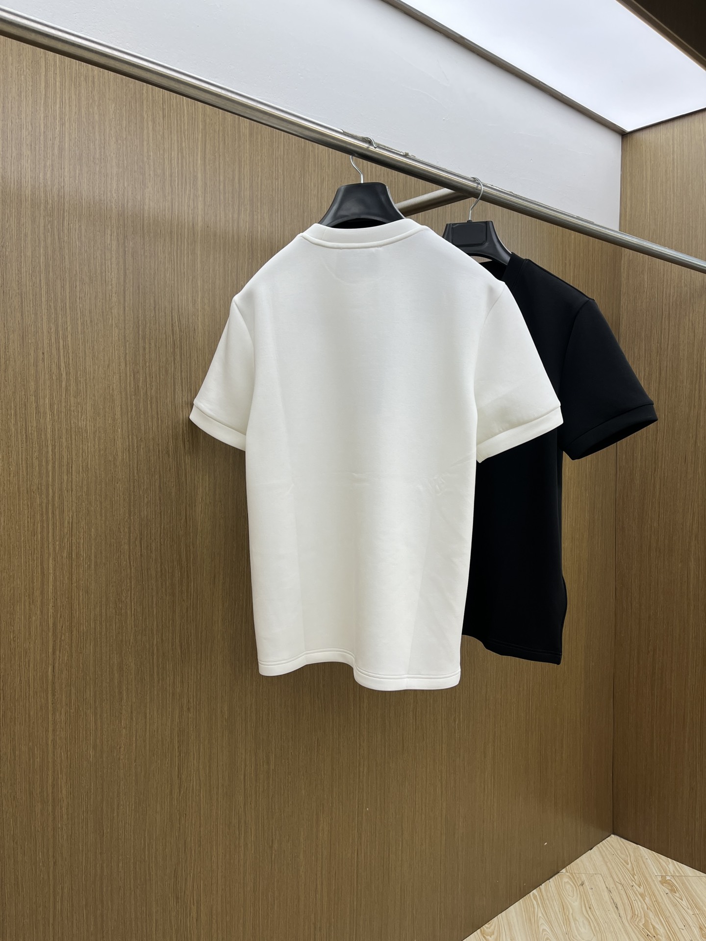 🔥 Guc 2025秋冬 圆领刺绣短袖T恤打底衫 元素性的Logo徽章凸显休闲时尚魅力,依然独领时尚风骚