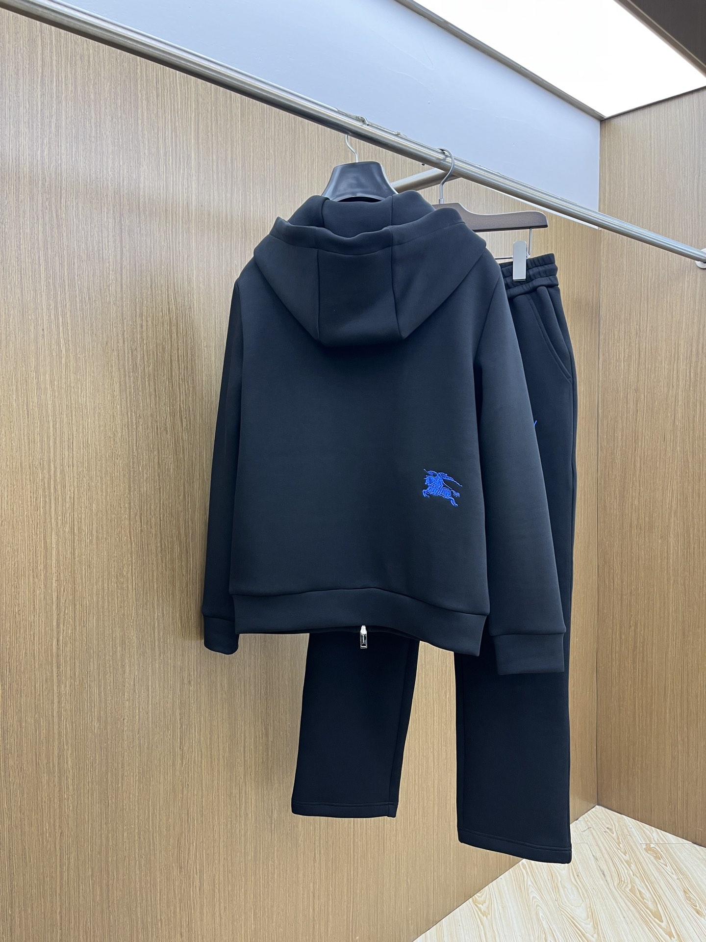 秋冬/套 BBR 🔥🔥2025早秋新款休闲套装！专柜同步。细节精致高级，品牌logo压胶高级感满满。定织