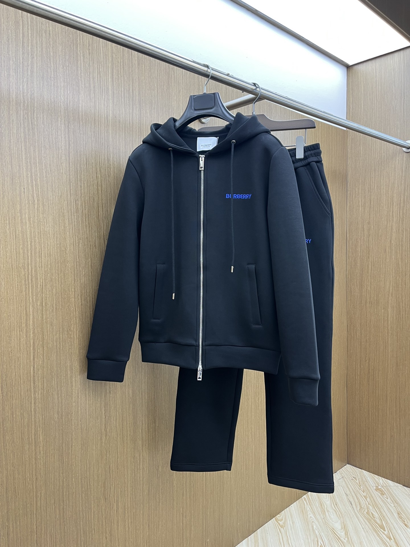 NO:518891,Autumn and Winter/Set BBR Early Autumn New Casual Set!  The counter is synchronized. The details are exquisite and high-end, and the brand logo is full of high-end feel. The fixed fabric shows more youthful and energetic. Custom high-end fabrics are crisp and stylish on the upper body, comfortable and not tight. The customized metal logo zipper is very classy, ​​and the bld is clean and neatly tailored in the city style. It is a good mood when worn. The first choice for high-end fashion and fashionable people, and the upper body effect is super good!  Code number M-3XL, alexander wang19860909秋冬/套 BBR 早秋新款休闲套装！专柜同步.细节精致高级,品牌logo压胶高级感满满.定织面料更显年轻活力,定制高端面料,上身挺括有型,舒适不紧绷.定制金属logo拉链非常有档次,bld干净利落的剪裁都市风十足,穿上心情就好,高端潮流时尚人士首选,上身效果超级好看！ 码数M-3XL,,alexander wang,Men's clothing