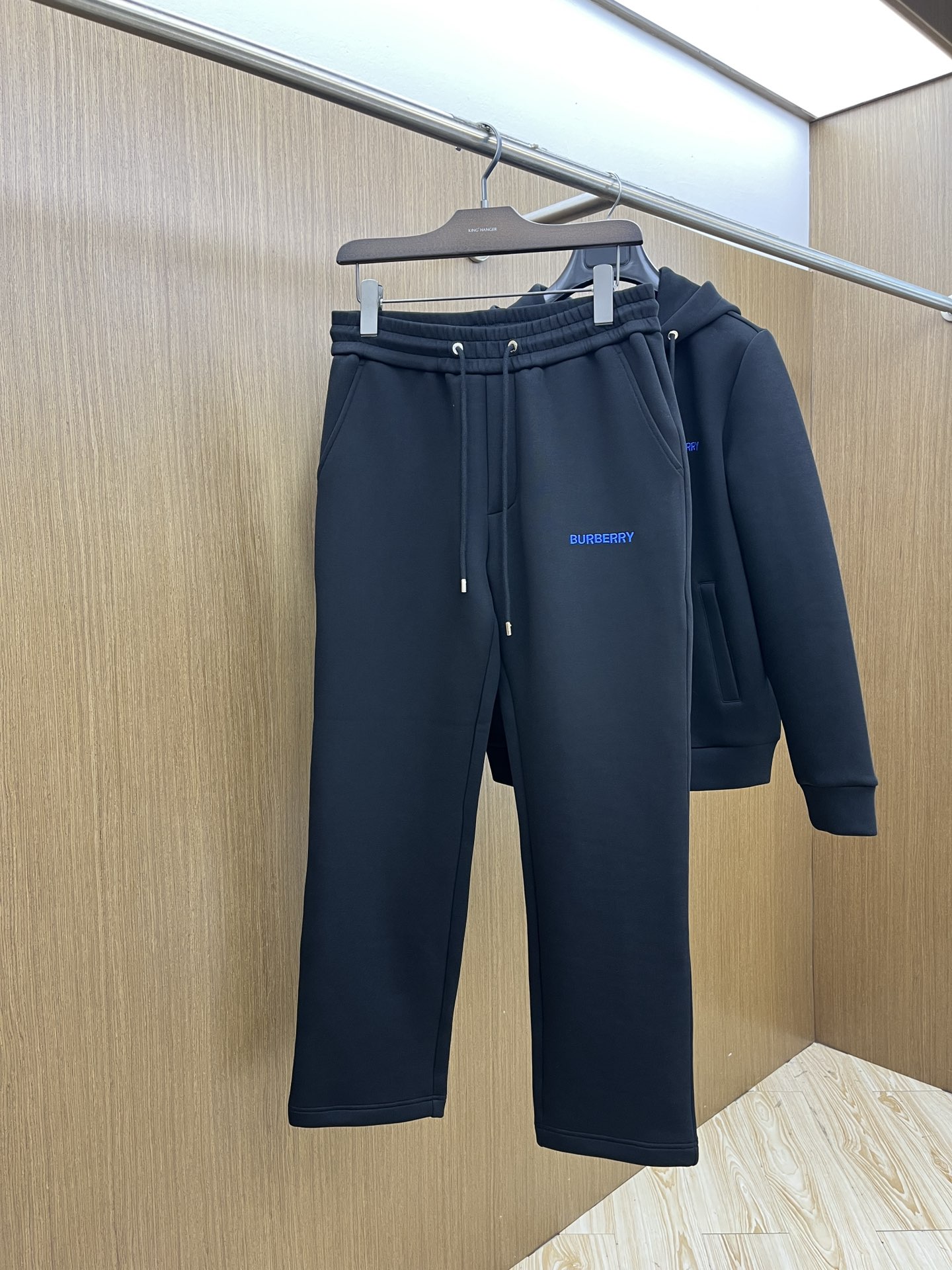 秋冬/套 BBR 🔥🔥2025早秋新款休闲套装！专柜同步。细节精致高级，品牌logo压胶高级感满满。定织