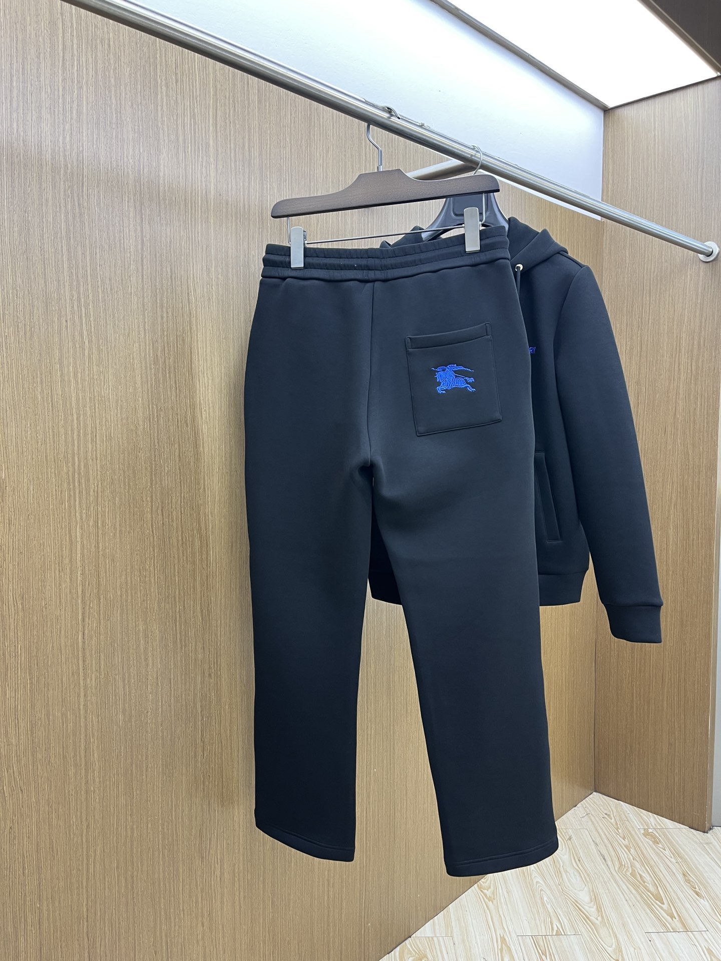 秋冬/套 BBR 🔥🔥2025早秋新款休闲套装！专柜同步。细节精致高级，品牌logo压胶高级感满满。定织