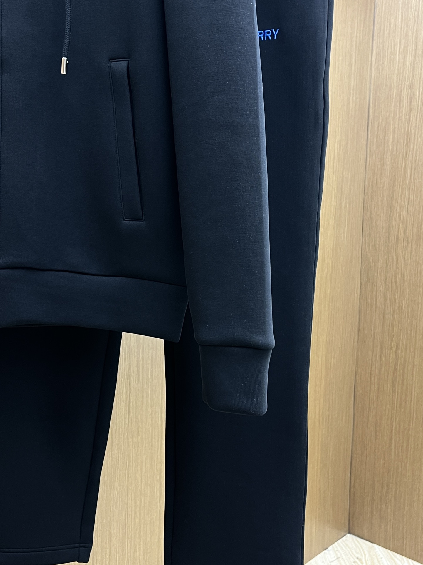 秋冬/套 BBR 🔥🔥2025早秋新款休闲套装！专柜同步。细节精致高级，品牌logo压胶高级感满满。定织