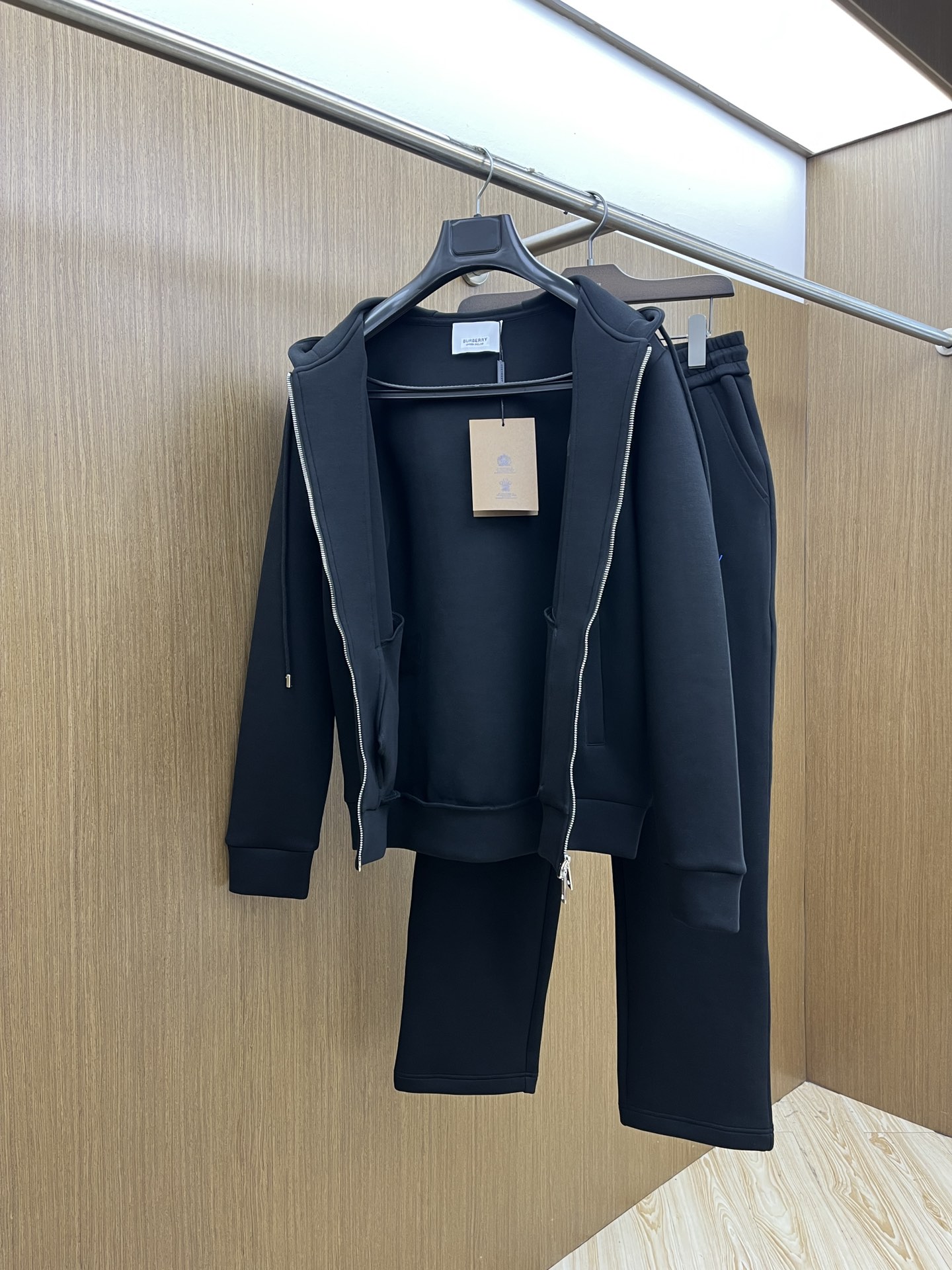 秋冬/套 BBR 🔥🔥2025早秋新款休闲套装！专柜同步。细节精致高级，品牌logo压胶高级感满满。定织