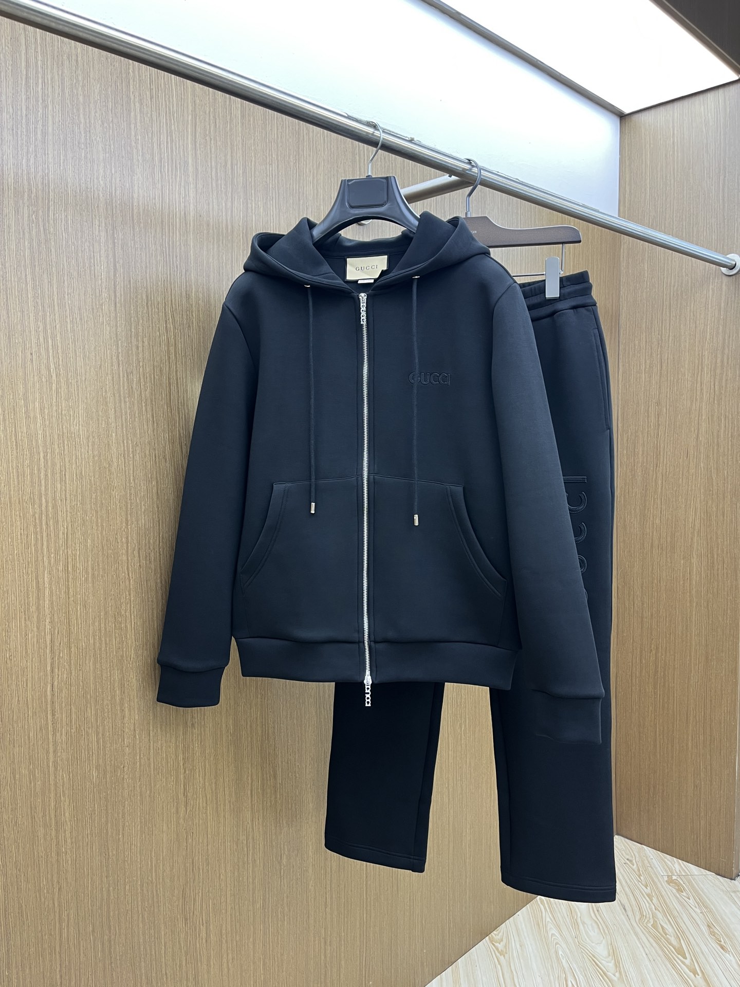 NO:518894,Autumn and Winter/Set Guc Early Autumn New Casual Set!  The counter is synchronized. The details are exquisite and high-end, and the brand logo is full of high-end feel. The fixed fabric shows more youthful and energetic. Custom high-end fabrics are crisp and stylish on the upper body, comfortable and not tight. The customized metal logo zipper is very classy, ​​and the bld is clean and neatly tailored in the city style. It is a good mood when worn. The first choice for high-end fashion and fashionable people, and the upper body effect is super good!  Code number M-3XL, gucci, alexander wang19860909秋冬/套 Guc 早秋新款休闲套装！专柜同步.细节精致高级,品牌logo压胶高级感满满.定织面料更显年轻活力,定制高端面料,上身挺括有型,舒适不紧绷.定制金属logo拉链非常有档次,bld干净利落的剪裁都市风十足,穿上心情就好,高端潮流时尚人士首选,上身效果超级好看！ 码数M-3XL,,gucci,alexander wang,Men's clothing