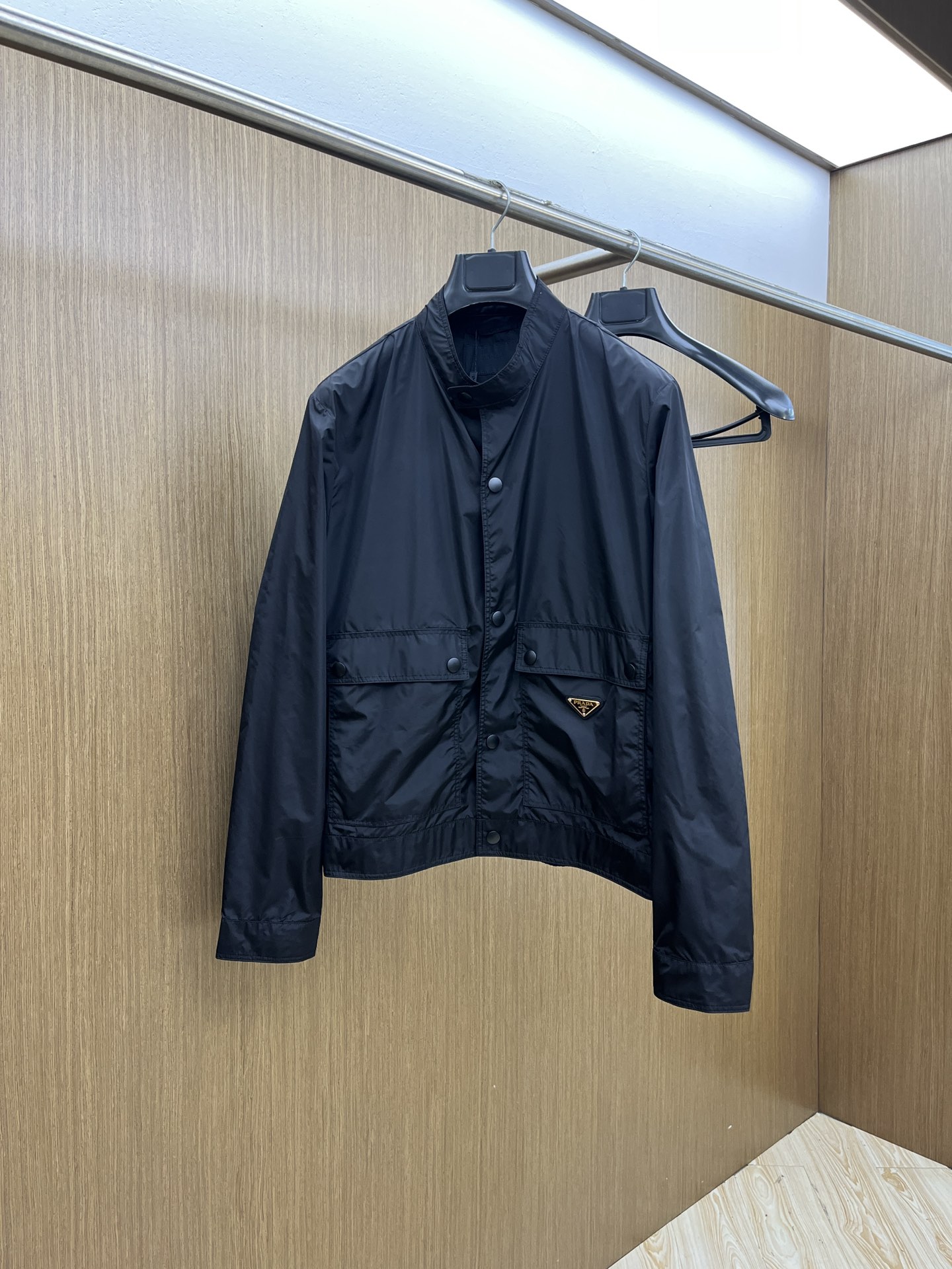 NO:518912,PD exclusively offers the latest fashionable thin jackets for autumn and winter. A jacket with a classic design and great appearance, and the quality is even more unscrupulous. You can buy it directly. You can't get it wrong! Through the detailed pictures, you can feel its powerful aura, and the warm-concentration effect is significant, so you don’t have to worry about the chill at all! It has both fashion and functionality, and the whole wt style looks more luxurious and elegant! Size 48-54,,jackets & coats,jackets & coats,alexander wang19860909秋冬 PD 独家专供最新时尚薄款夹克外套.经典设计感与颜值爆棚的外套,品质更是无法挑剔品控可以直接入手,不容过错的高端臻品！通过细节图片便可感受到它强悍的气场,聚温保暖效果显著,完全不用担心会有一点寒意！时尚与功能性兼备,wt整款显得更加的奢华大气！ 尺码48-54,,jackets & coats,jackets & coats,alexander wang,Men's clothing