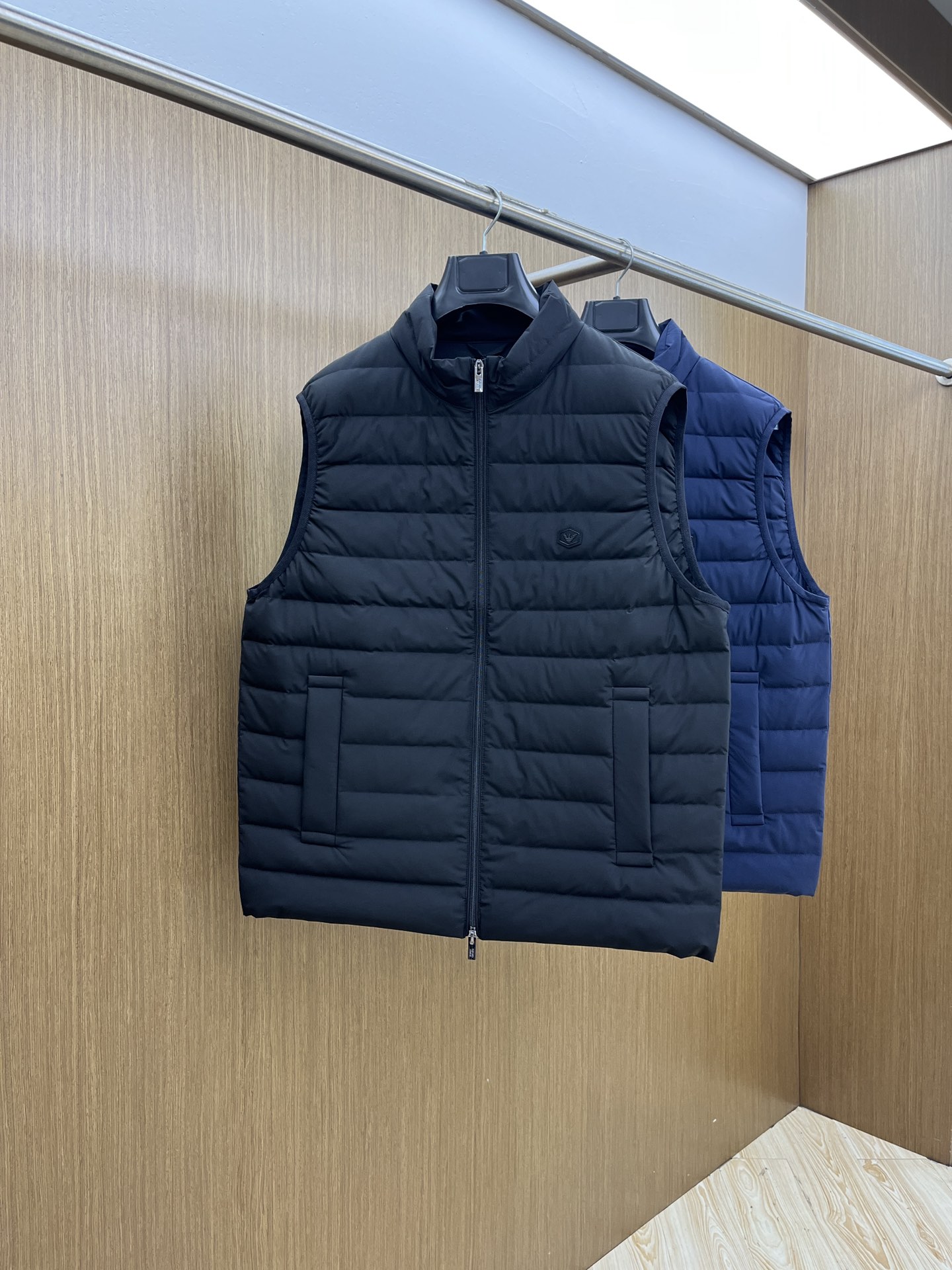 NO:518913,Autumn and Winter AJ exclusively offers the latest fashionable cotton jacket vests. Classic design and a vest with great appearance. The quality is even more unscrupulous. You can buy it directly. You can’t get it wrong! Through the detailed pictures, you can feel its powerful aura, and the temperature concentration and keep warm is significant. WT doesn’t have to worry about a little chill! It is both fashionable and functional, and the whole style looks more luxurious and elegant! Size 48-54, alexander wang19860909秋冬 AJ 独家专供最新时尚棉服马甲 经典设计与颜值爆棚的马甲 品质更是无法挑剔品控可以直接入手,不容过错的高端臻品！通过细节图片便可感受到它强悍的气场,聚温保暖效果显著,wt完全不用担心会有一点寒意！时尚与功能性兼备,整款显得更加的奢华大气！ 尺码48-54,,alexander wang,Men's clothing