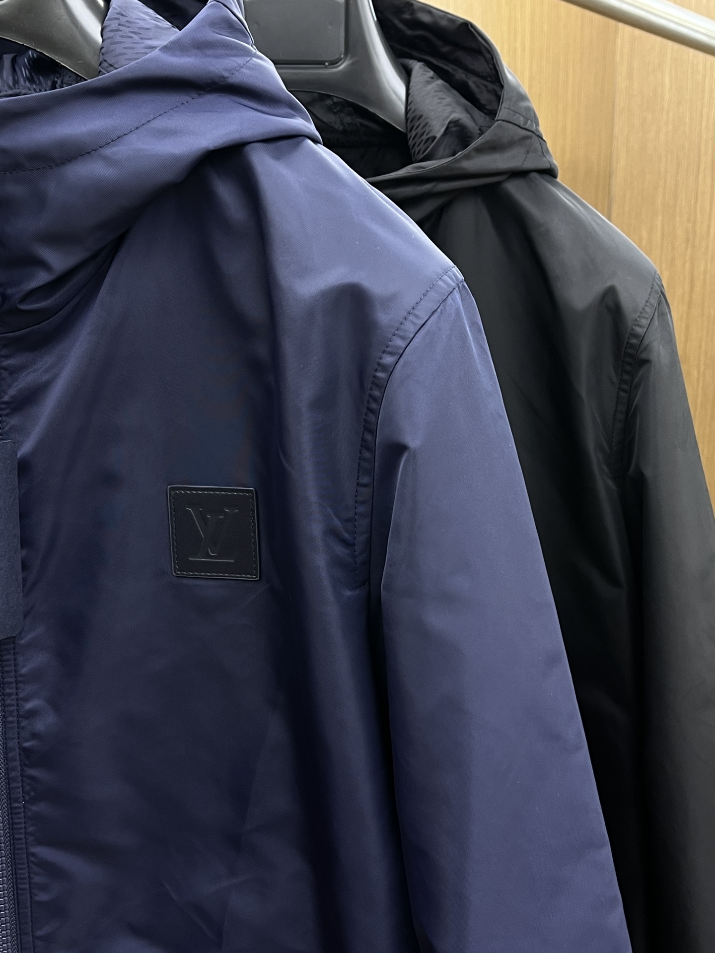 秋冬 LV🔥🔥ss秋冬新款发布❤️D连帽双面穿夹克外套 秋季大爆款 面料穿上就是舒适自在又显瘦的存在，慵