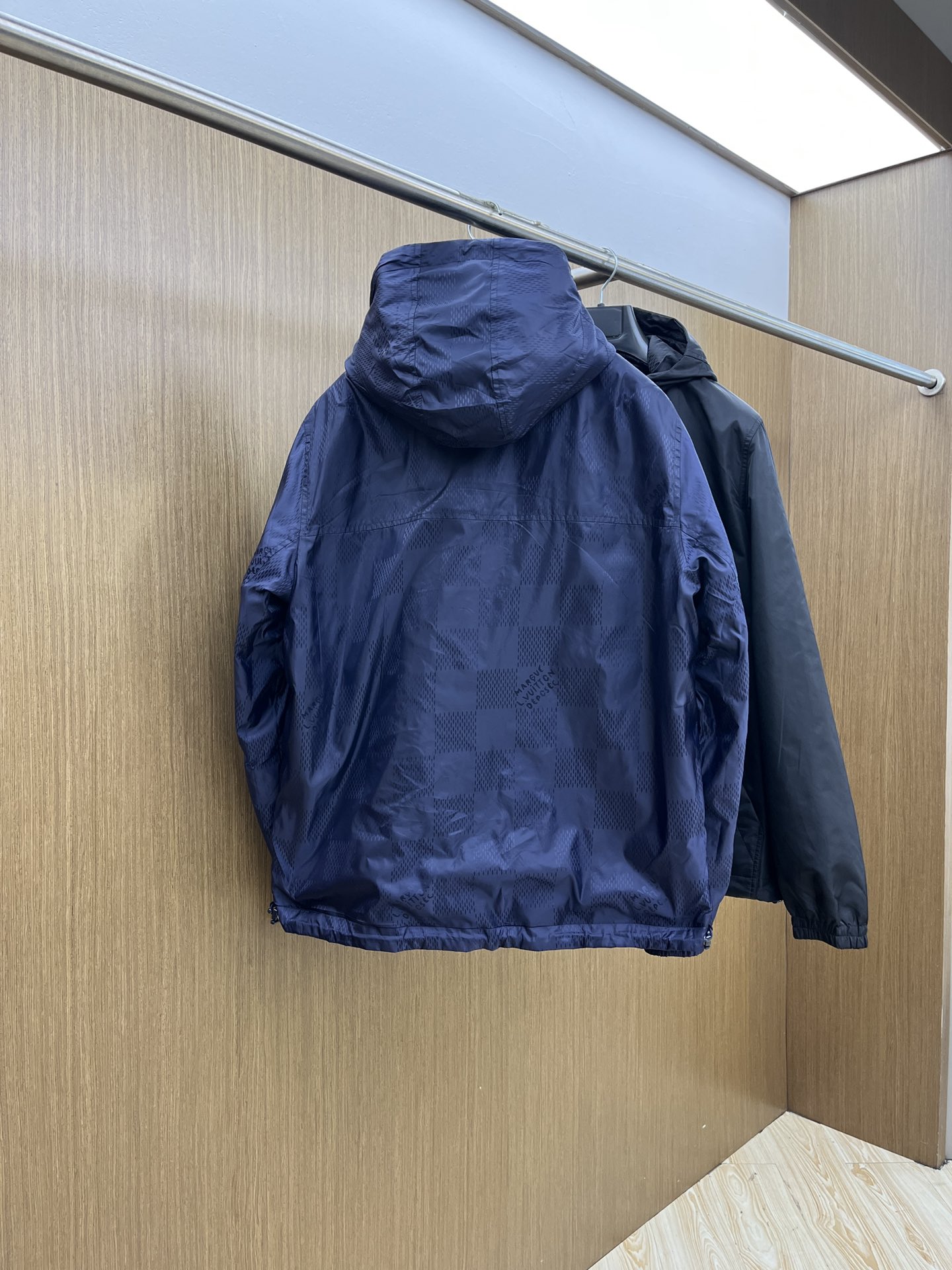 秋冬 LV🔥🔥ss秋冬新款发布❤️D连帽双面穿夹克外套 秋季大爆款 面料穿上就是舒适自在又显瘦的存在，慵